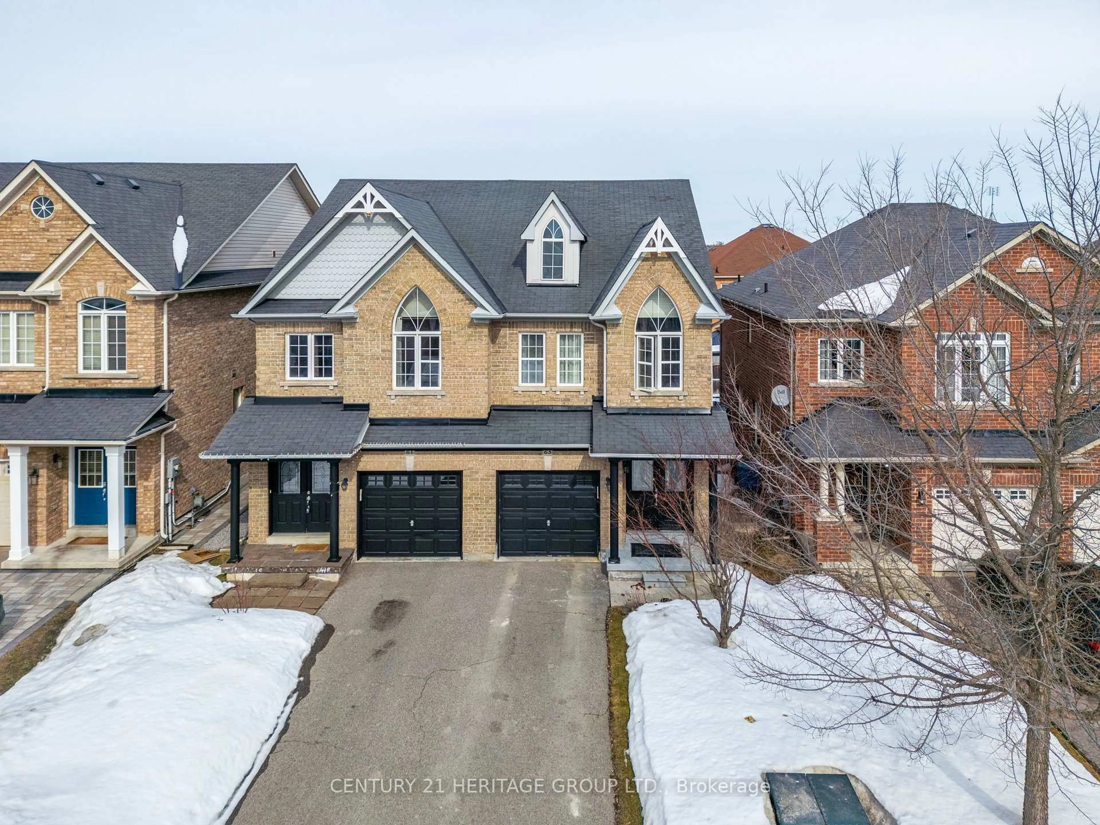 A pic from outside/outdoor area/front of a property/back of a property/a pic from drone, street for 63 Four Seasons Cres, Newmarket Ontario L9N 0C4