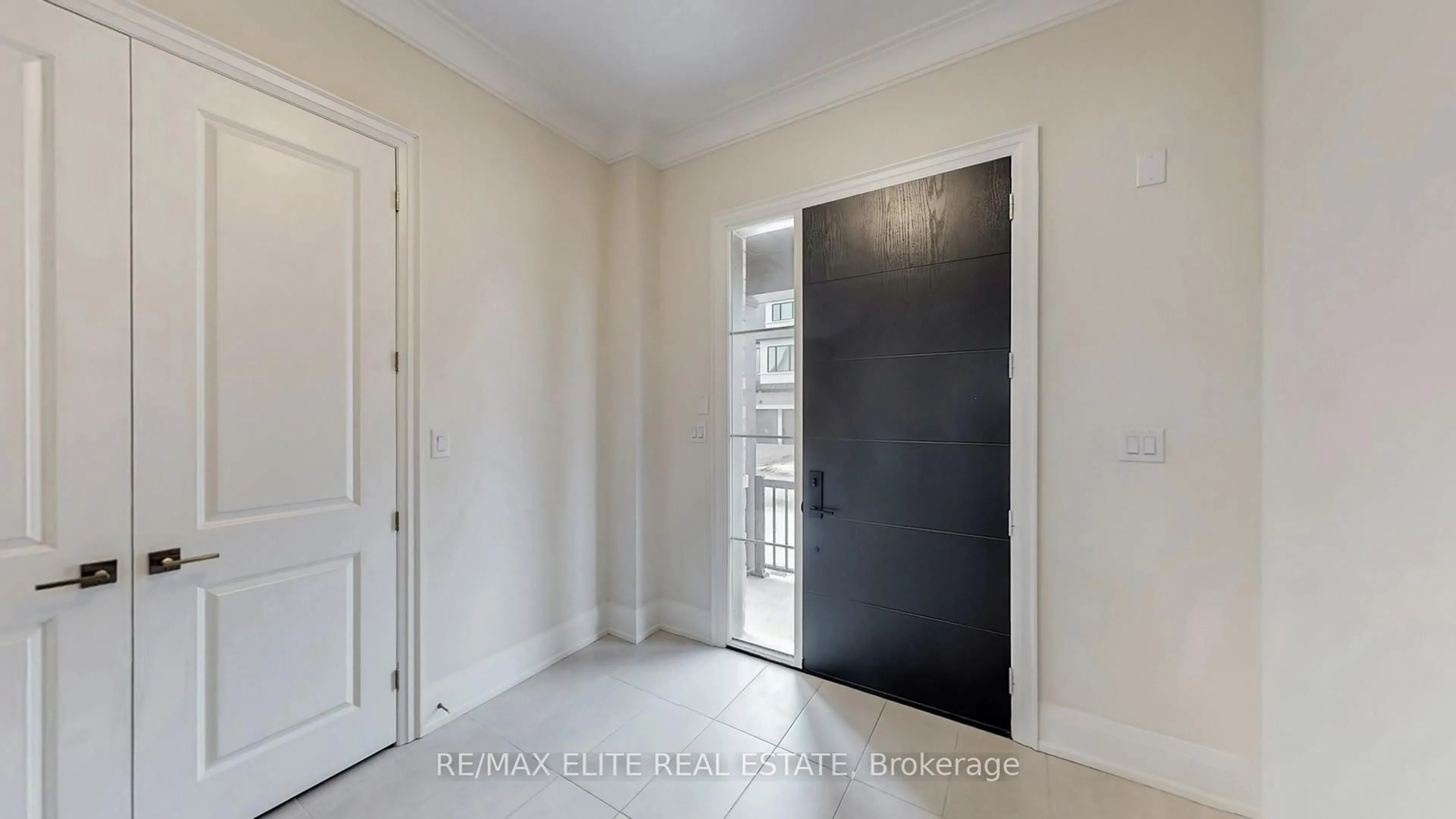 Indoor entryway for 11 DWELL Ave, Markham Ontario L6C 3R3