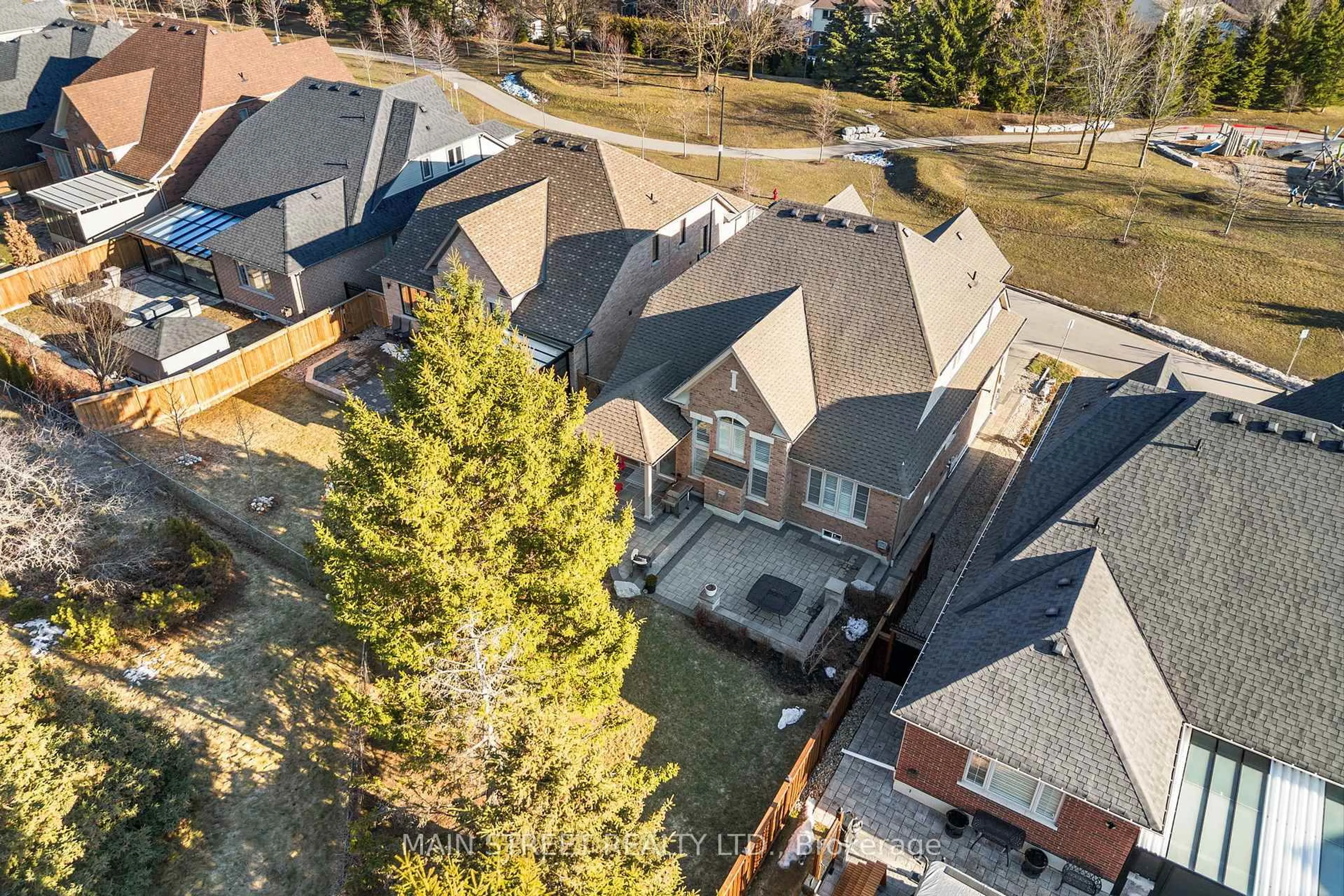 A pic from outside/outdoor area/front of a property/back of a property/a pic from drone, unknown for 12 Birkdale Pl, Newmarket Ontario L3Y 0E2