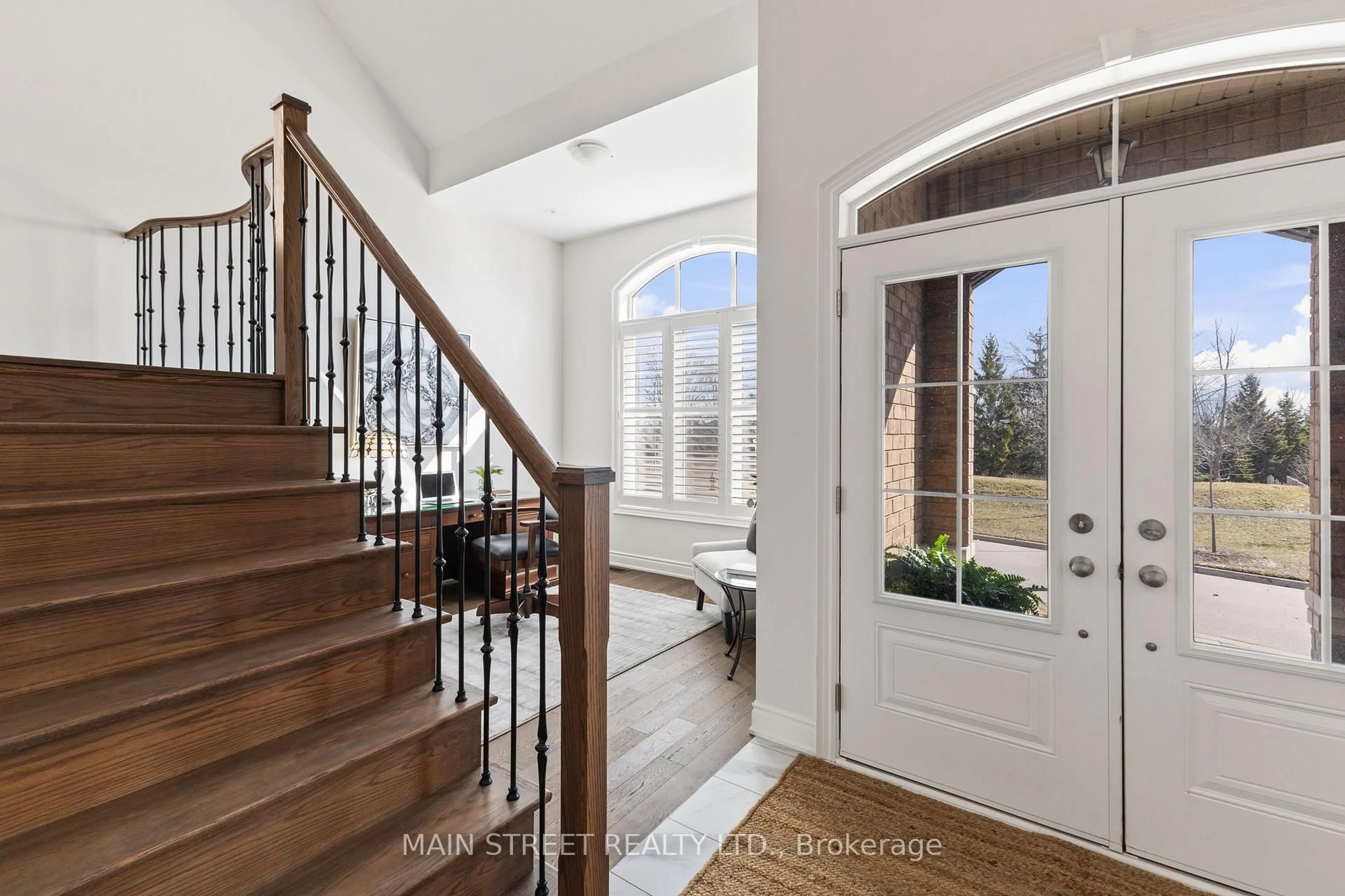 Indoor entryway for 12 Birkdale Pl, Newmarket Ontario L3Y 0E2