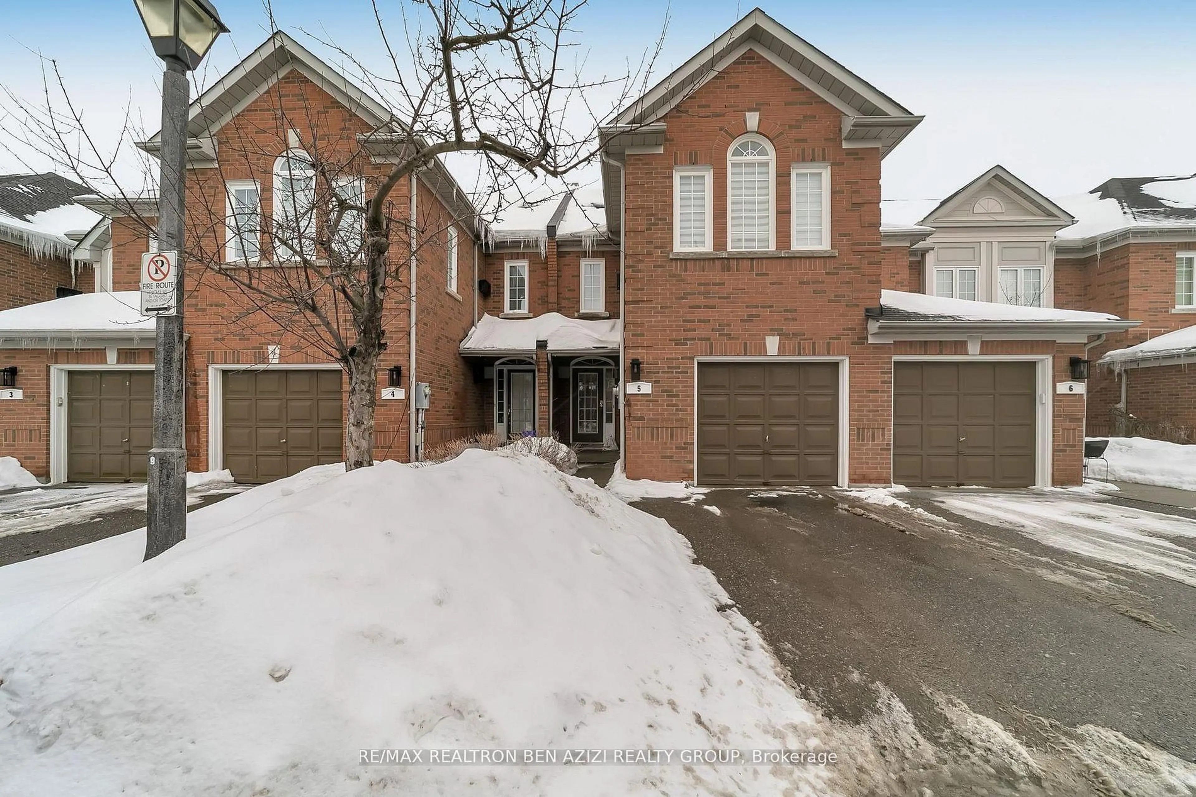 A pic from outside/outdoor area/front of a property/back of a property/a pic from drone, street for 190 Harding Blvd #5, Richmond Hill Ontario L4C 0J9