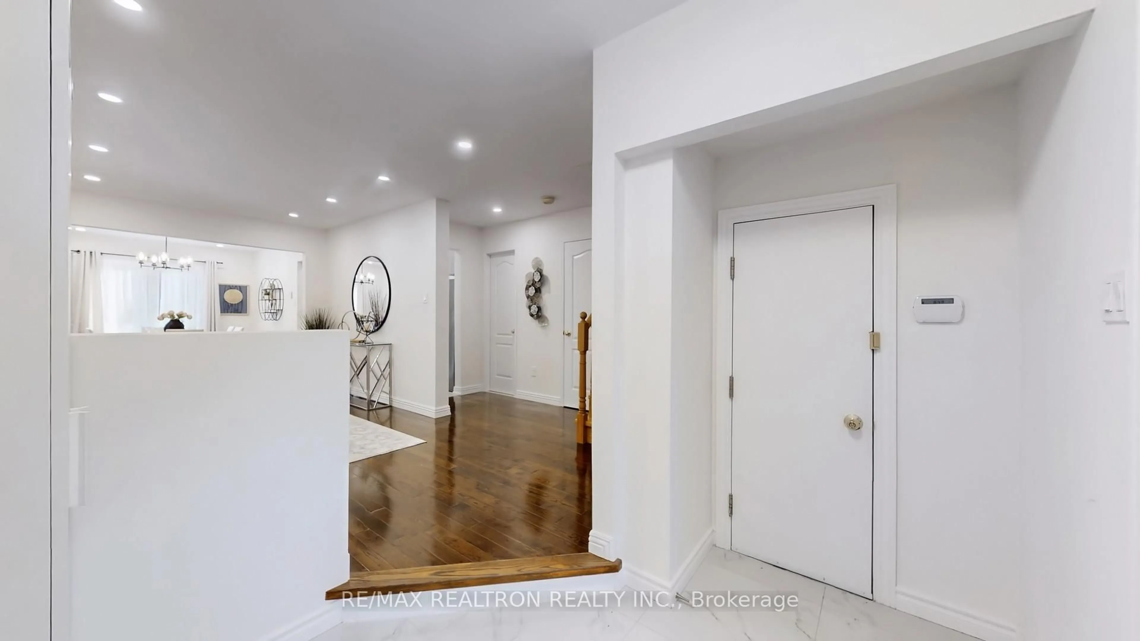 Indoor foyer for 75 Rose Branch Dr, Richmond Hill Ontario L4S 1J4