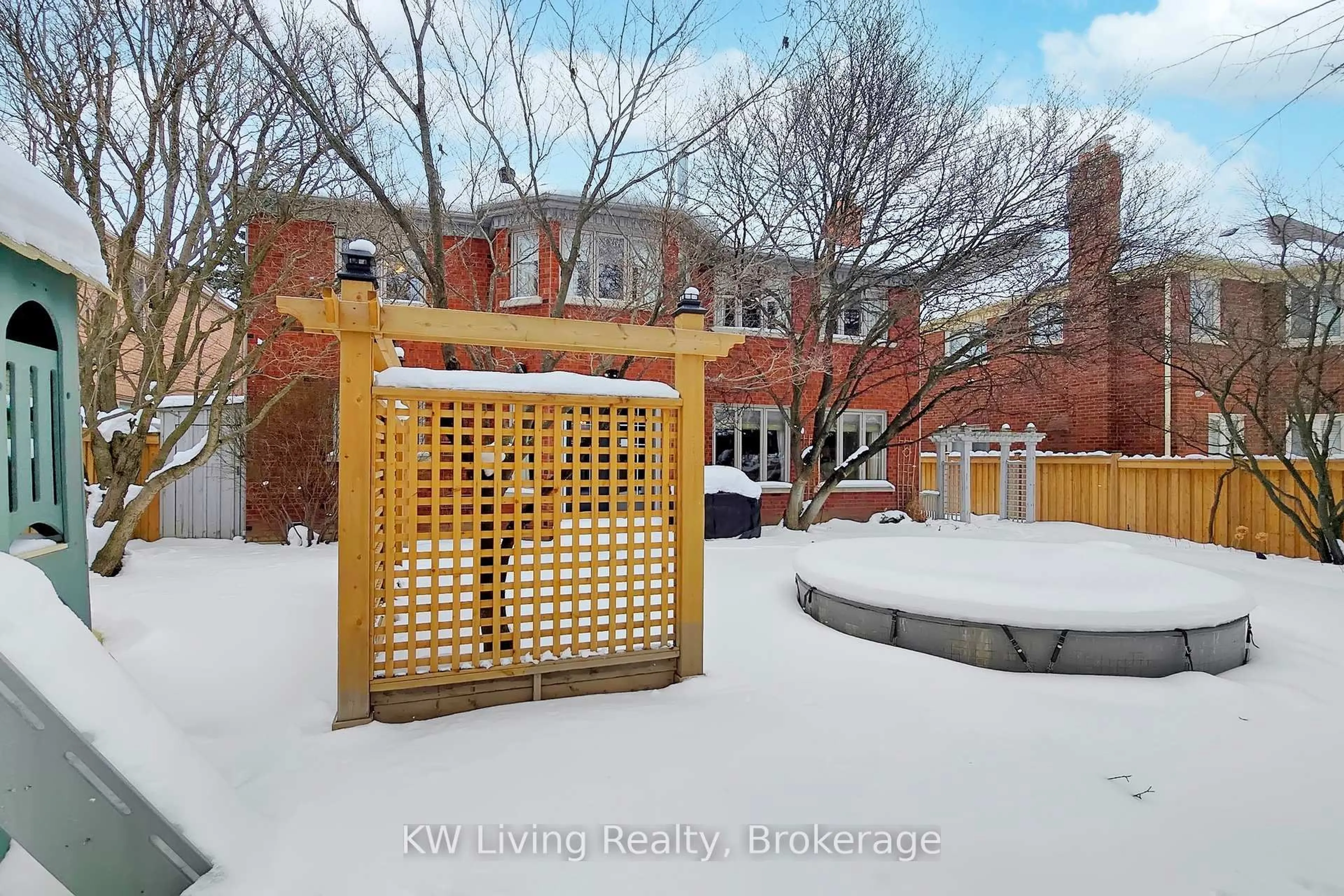 Patio, building for 24 Highview Cres, Richmond Hill Ontario L4B 2T7