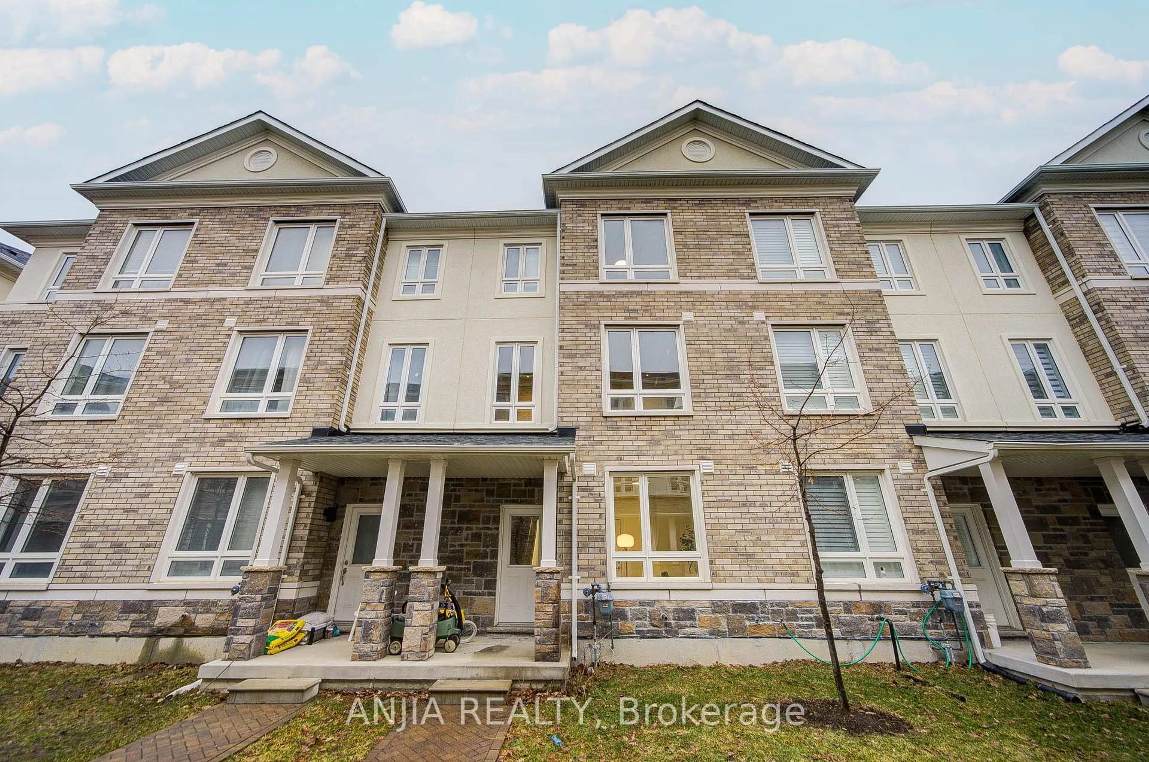 A pic from outside/outdoor area/front of a property/back of a property/a pic from drone, building for 82 Chicago Lane, Markham Ontario L6E 2B9