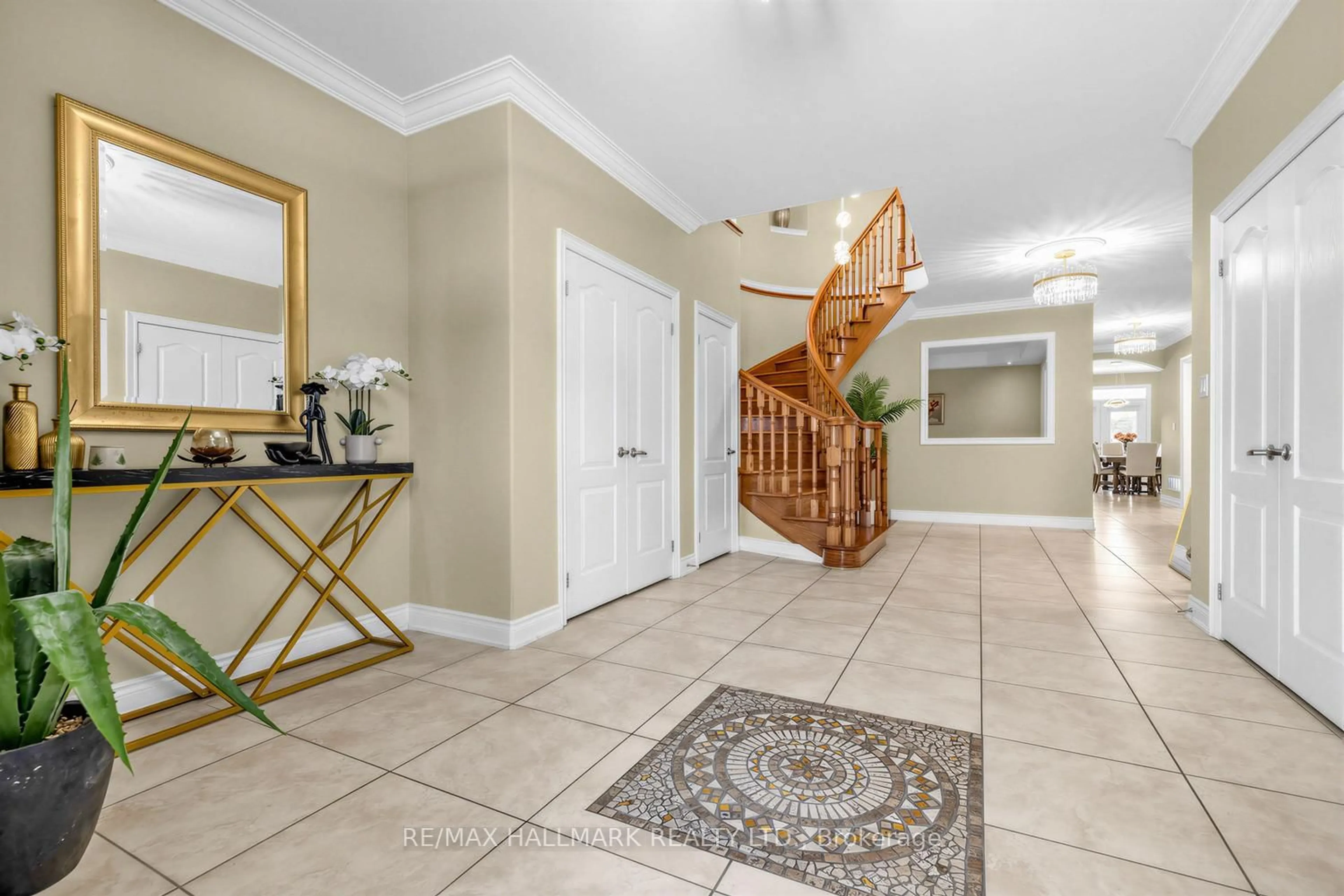 Indoor entryway for 69 B Elm Grove Ave, Richmond Hill Ontario L4E 2V4