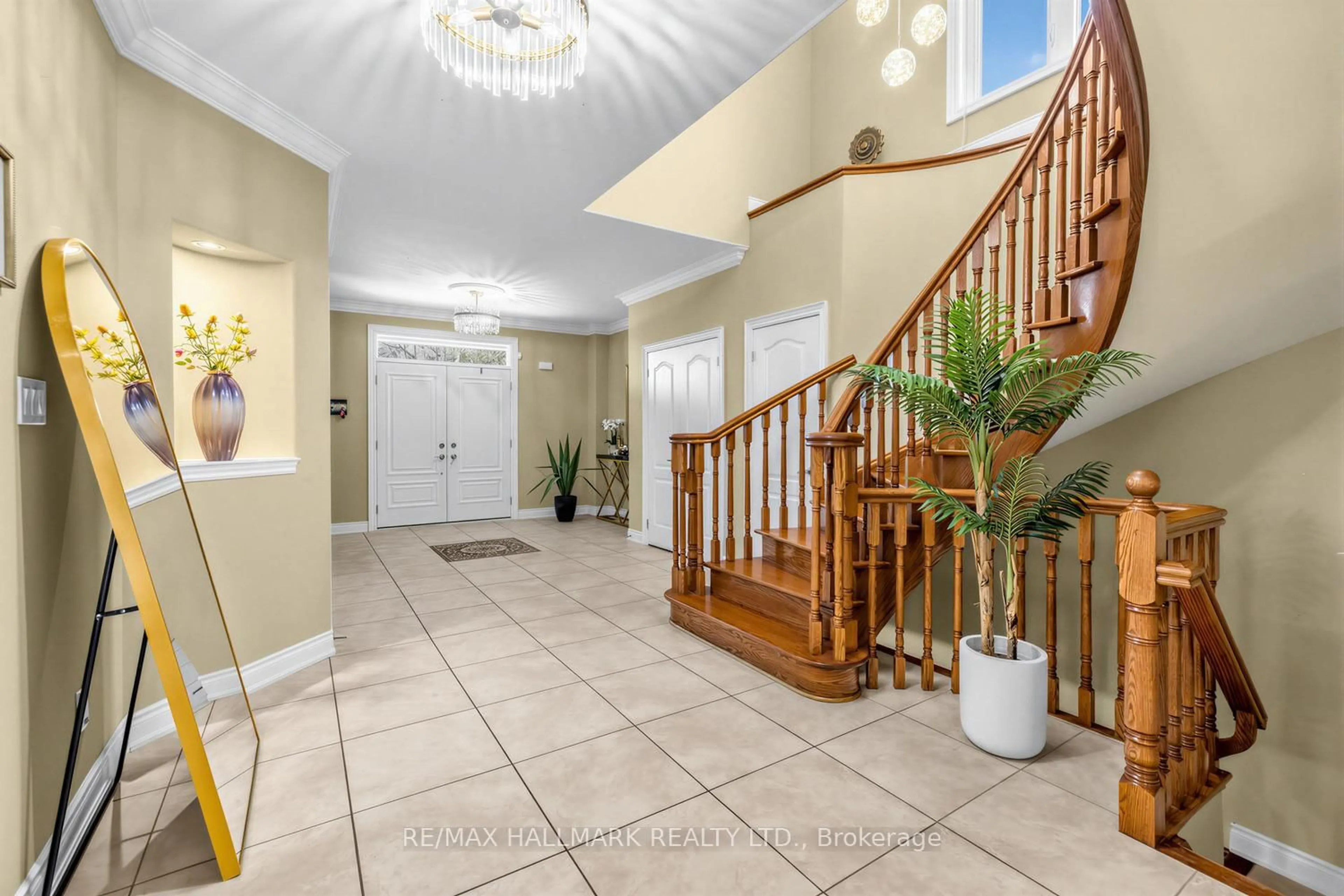 Indoor foyer for 69 B Elm Grove Ave, Richmond Hill Ontario L4E 2V4