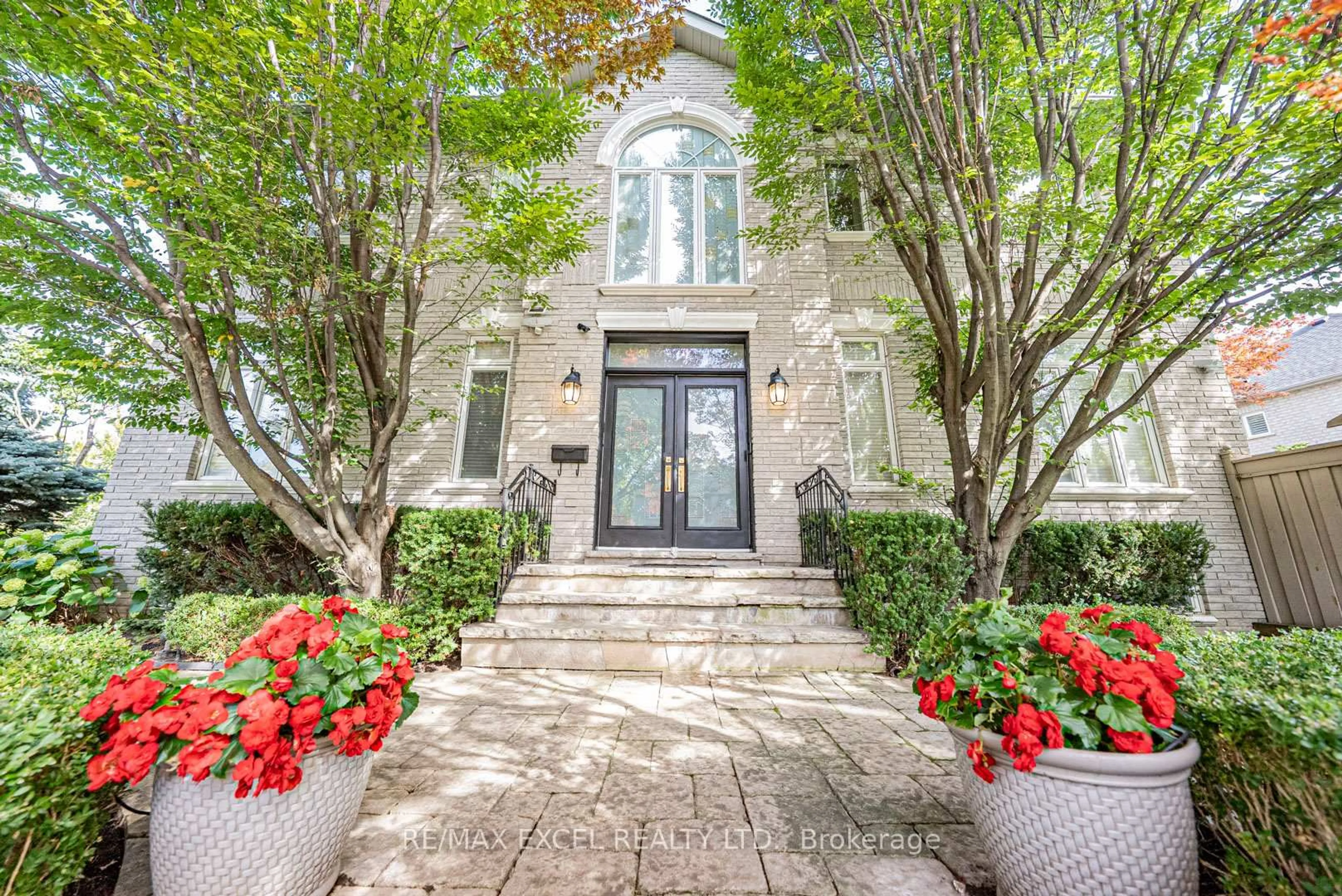 Indoor entryway for 171 Lawrie Rd, Vaughan Ontario L4J 8N6