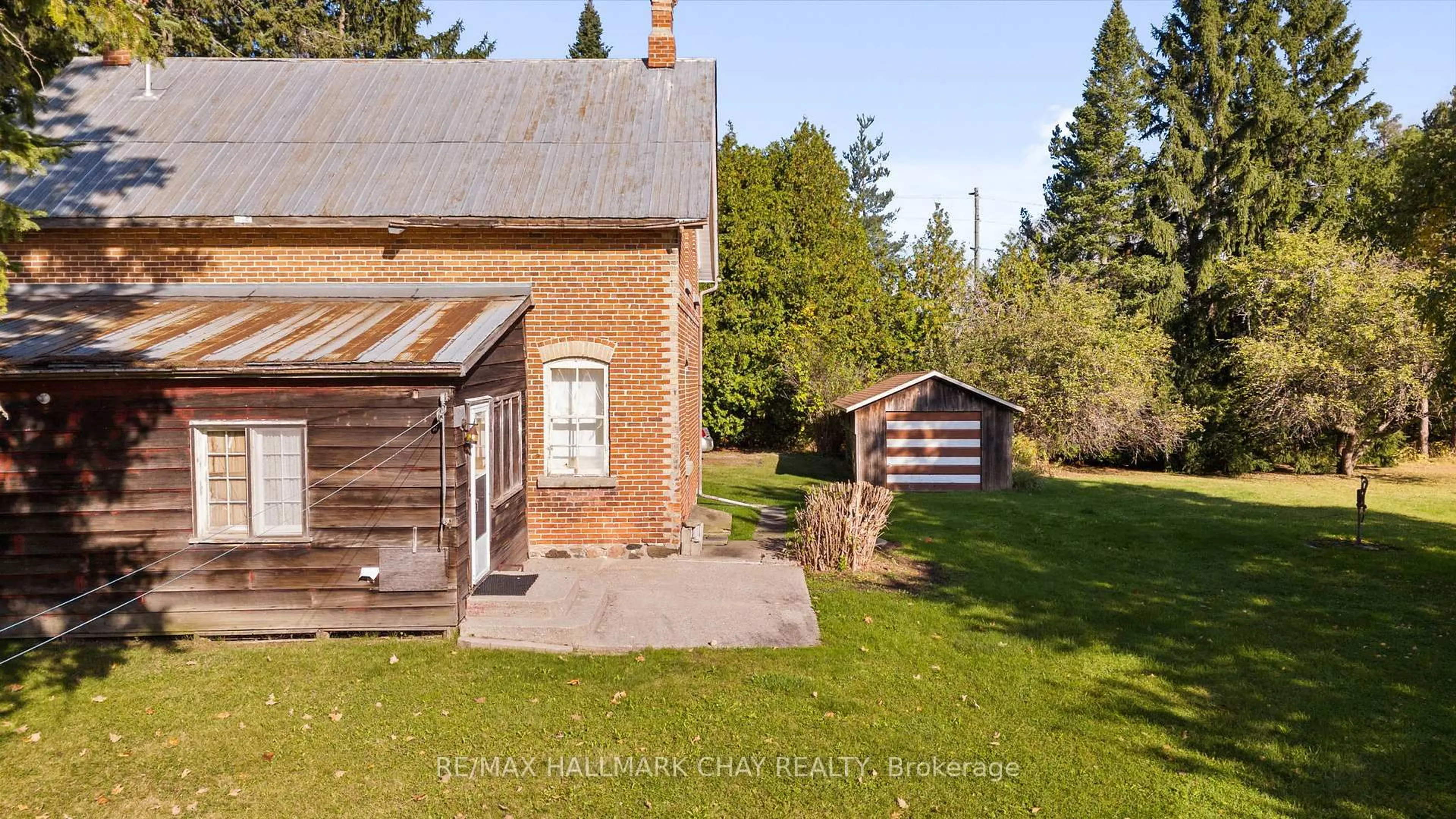 A pic from outside/outdoor area/front of a property/back of a property/a pic from drone, unknown for 965 10th Line, Innisfil Ontario L9S 3N4