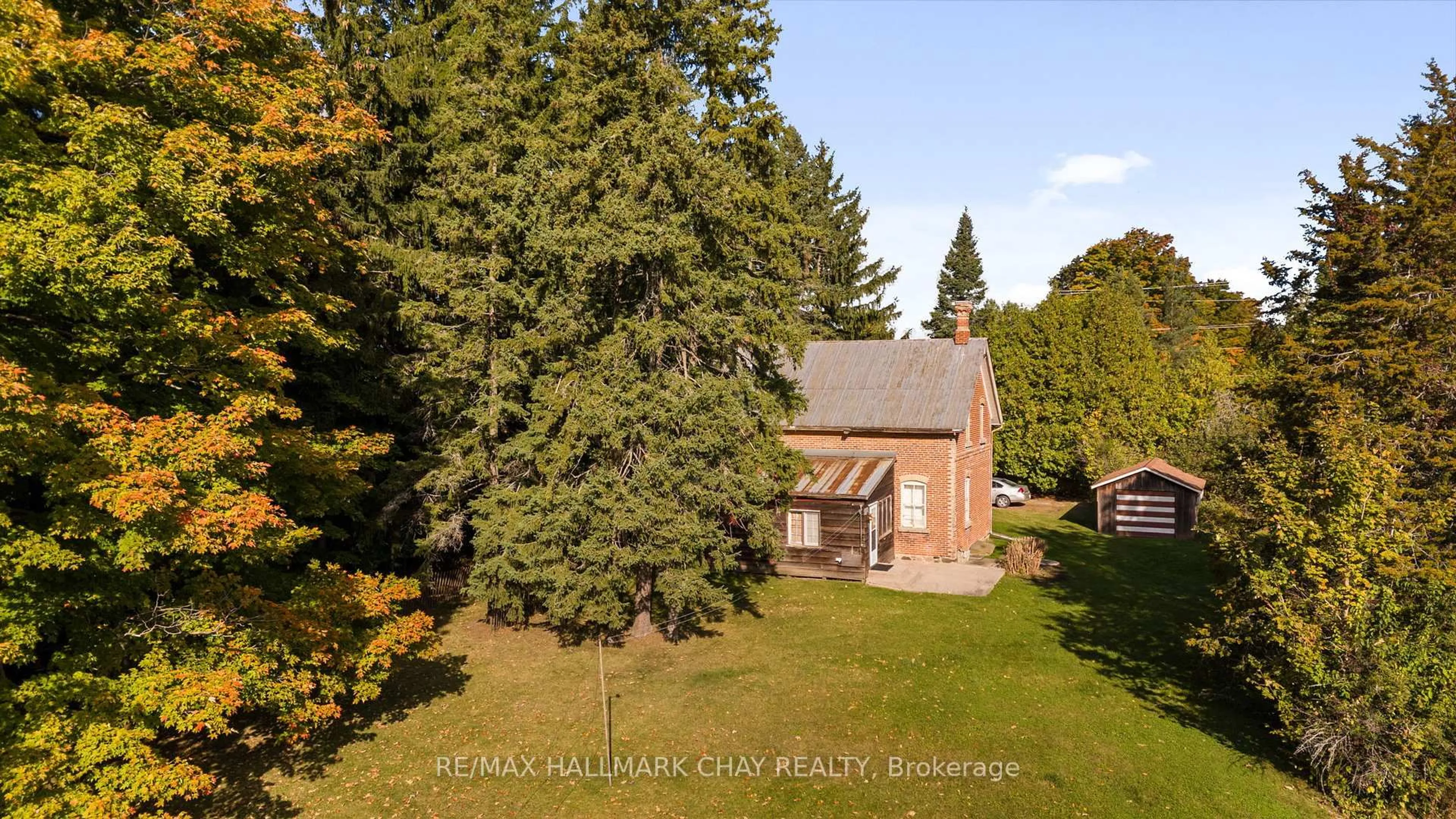 A pic from outside/outdoor area/front of a property/back of a property/a pic from drone, unknown for 965 10th Line, Innisfil Ontario L9S 3N4