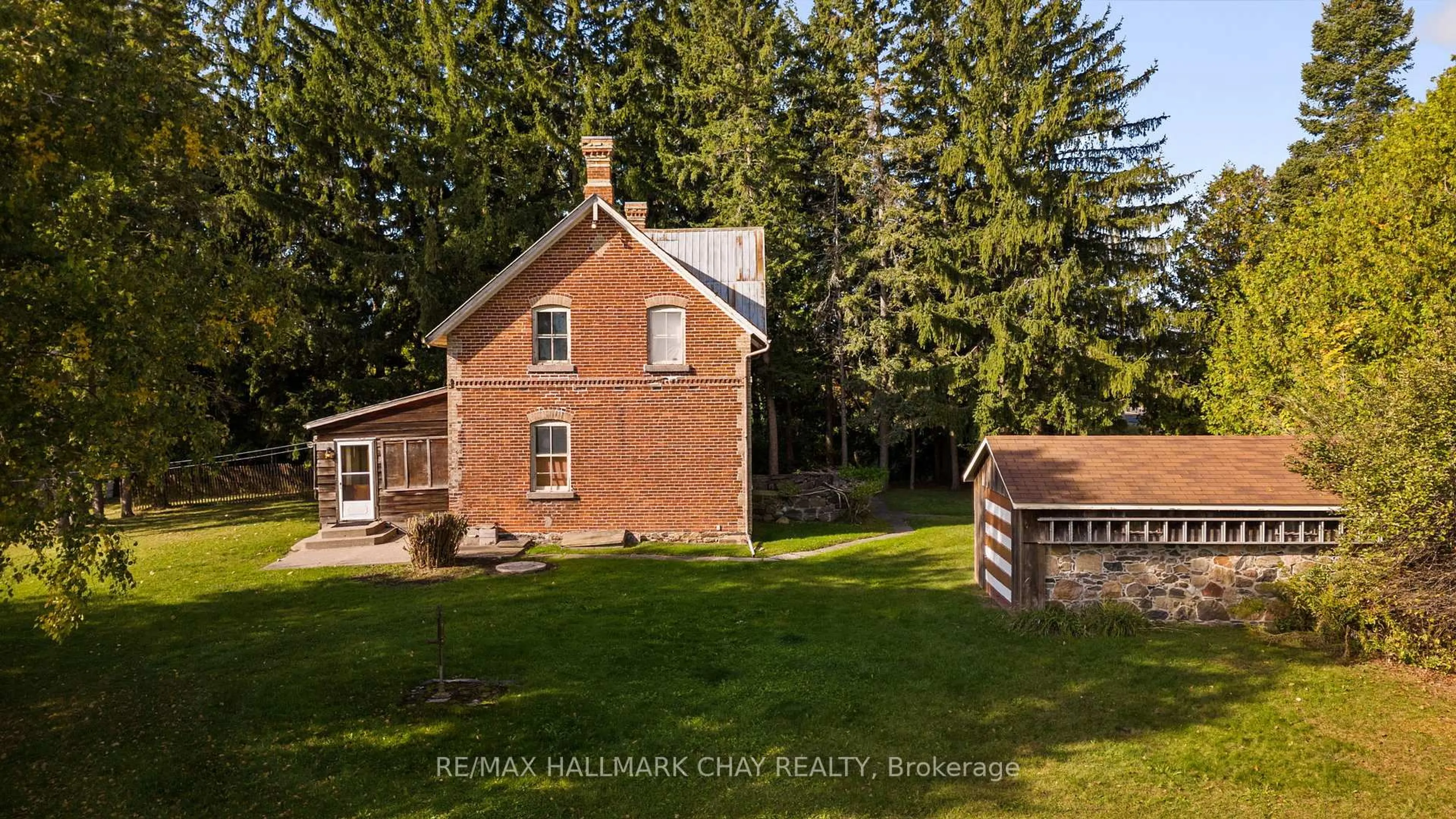 A pic from outside/outdoor area/front of a property/back of a property/a pic from drone, building for 965 10th Line, Innisfil Ontario L9S 3N4