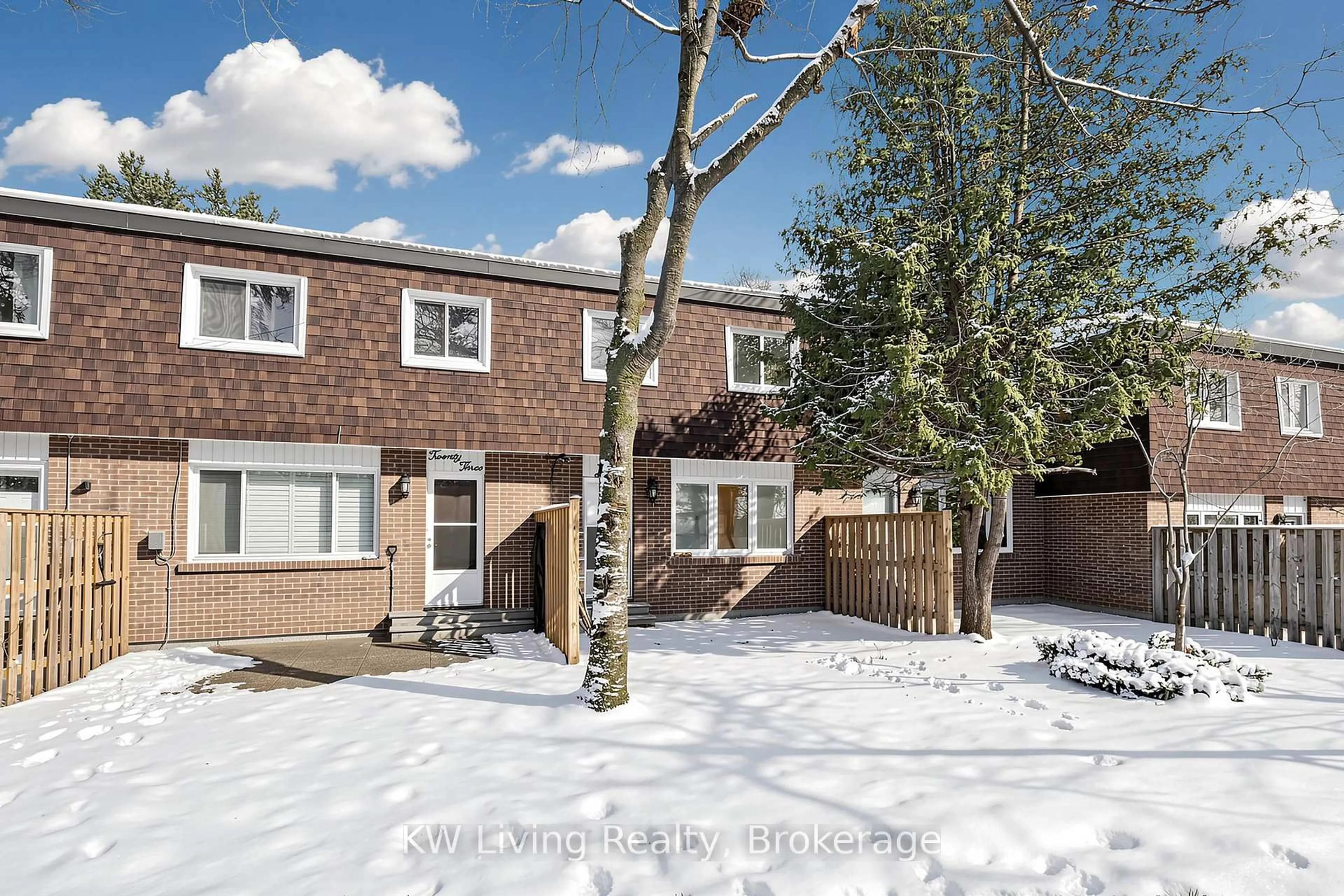 A pic from outside/outdoor area/front of a property/back of a property/a pic from drone, street for 24 The Carriage Way, Markham Ontario L3T 4V1