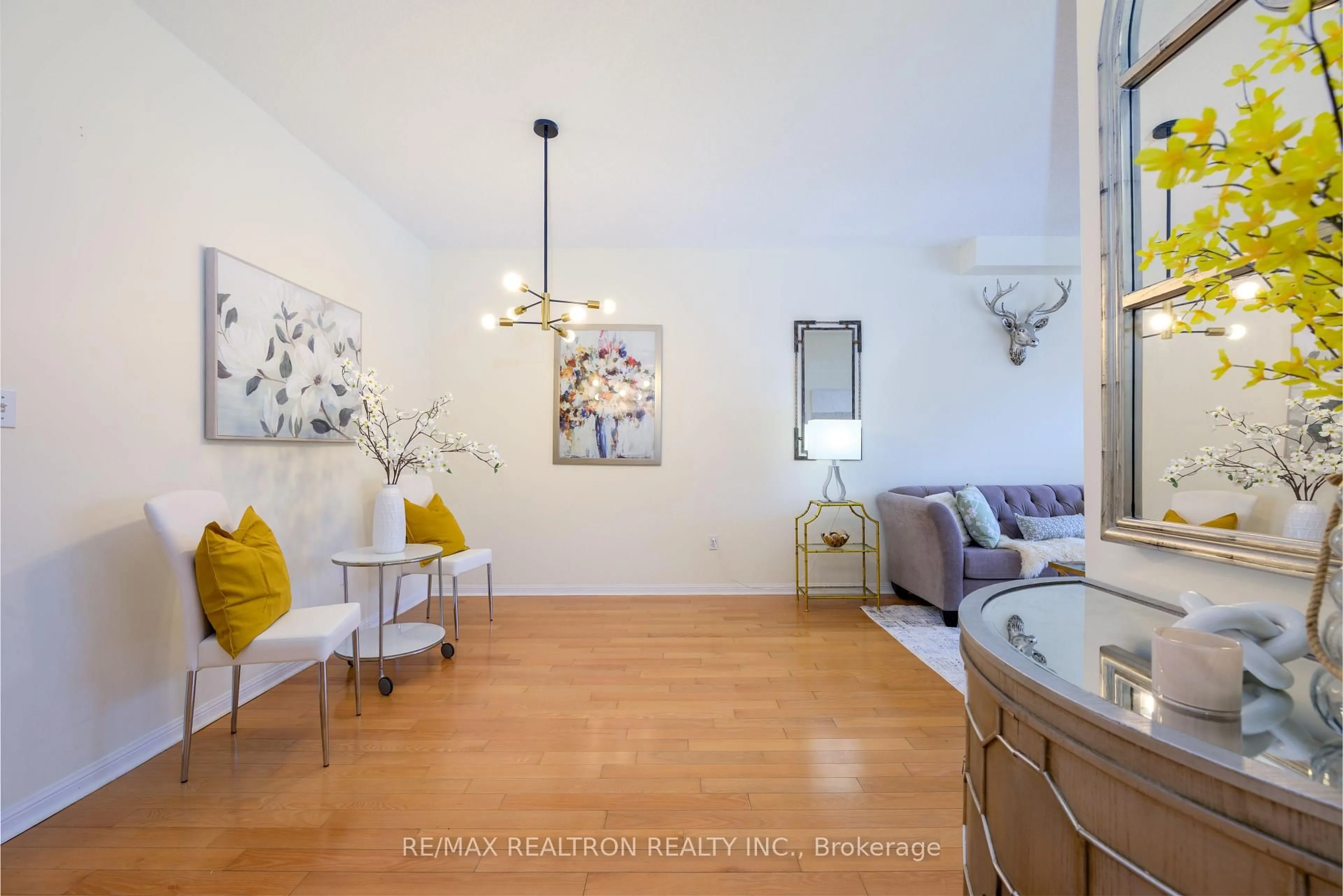 Living room with furniture, unknown for 11 Zermatt Way, Markham Ontario L3R 5H9