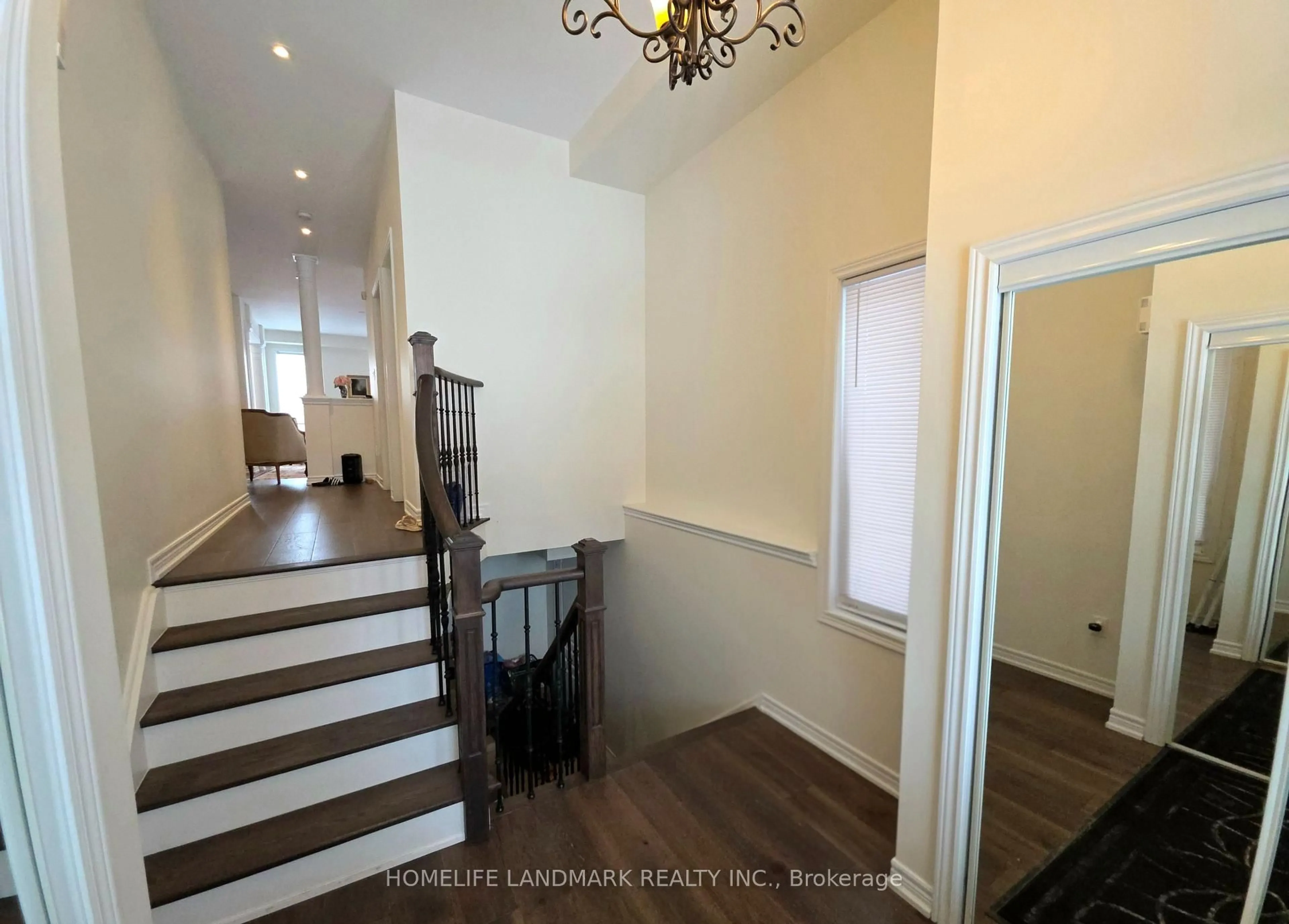 Indoor foyer for 41 Mansard Dr, Richmond Hill Ontario L4E 0L7