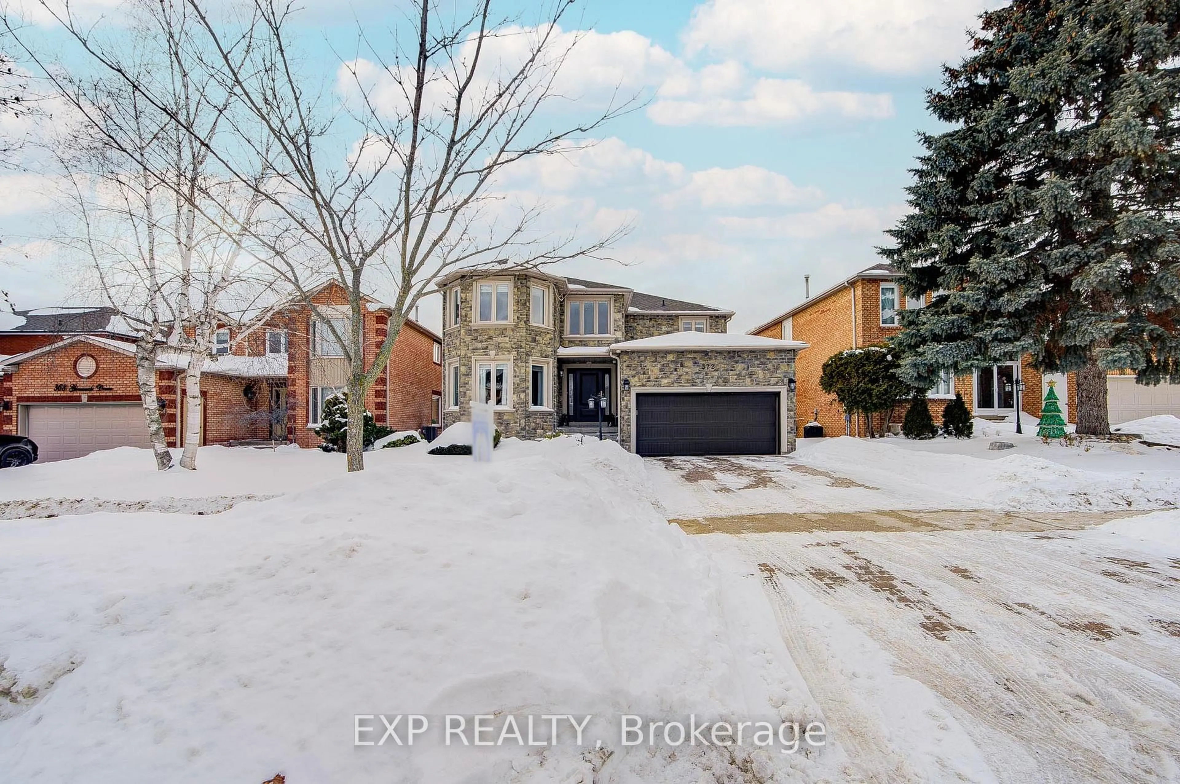A pic from outside/outdoor area/front of a property/back of a property/a pic from drone, street for 372 Greenock Dr, Vaughan Ontario L6A 1M5