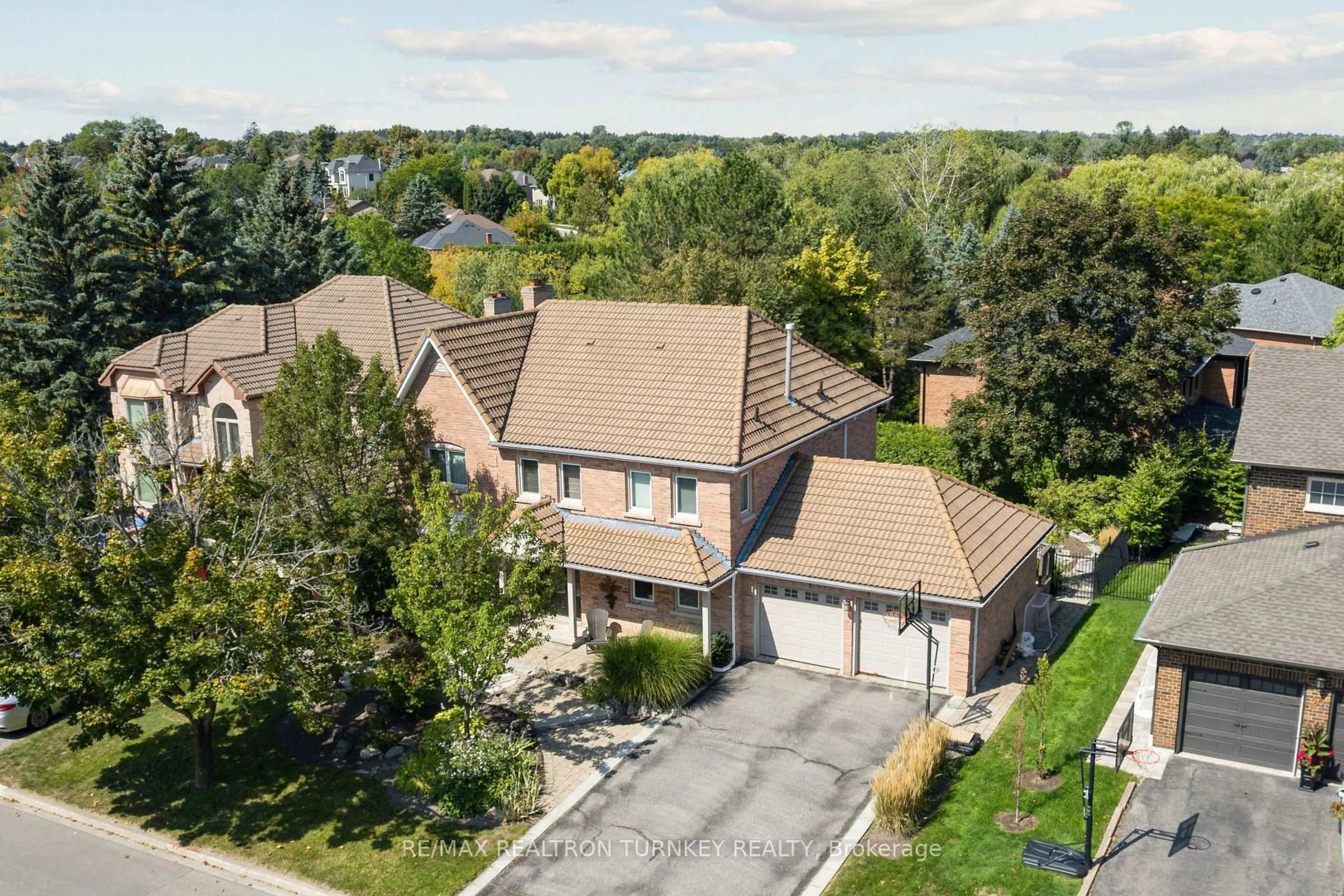 A pic from outside/outdoor area/front of a property/back of a property/a pic from drone, street for 22 Trillium Dr, Aurora Ontario L4G 5X9