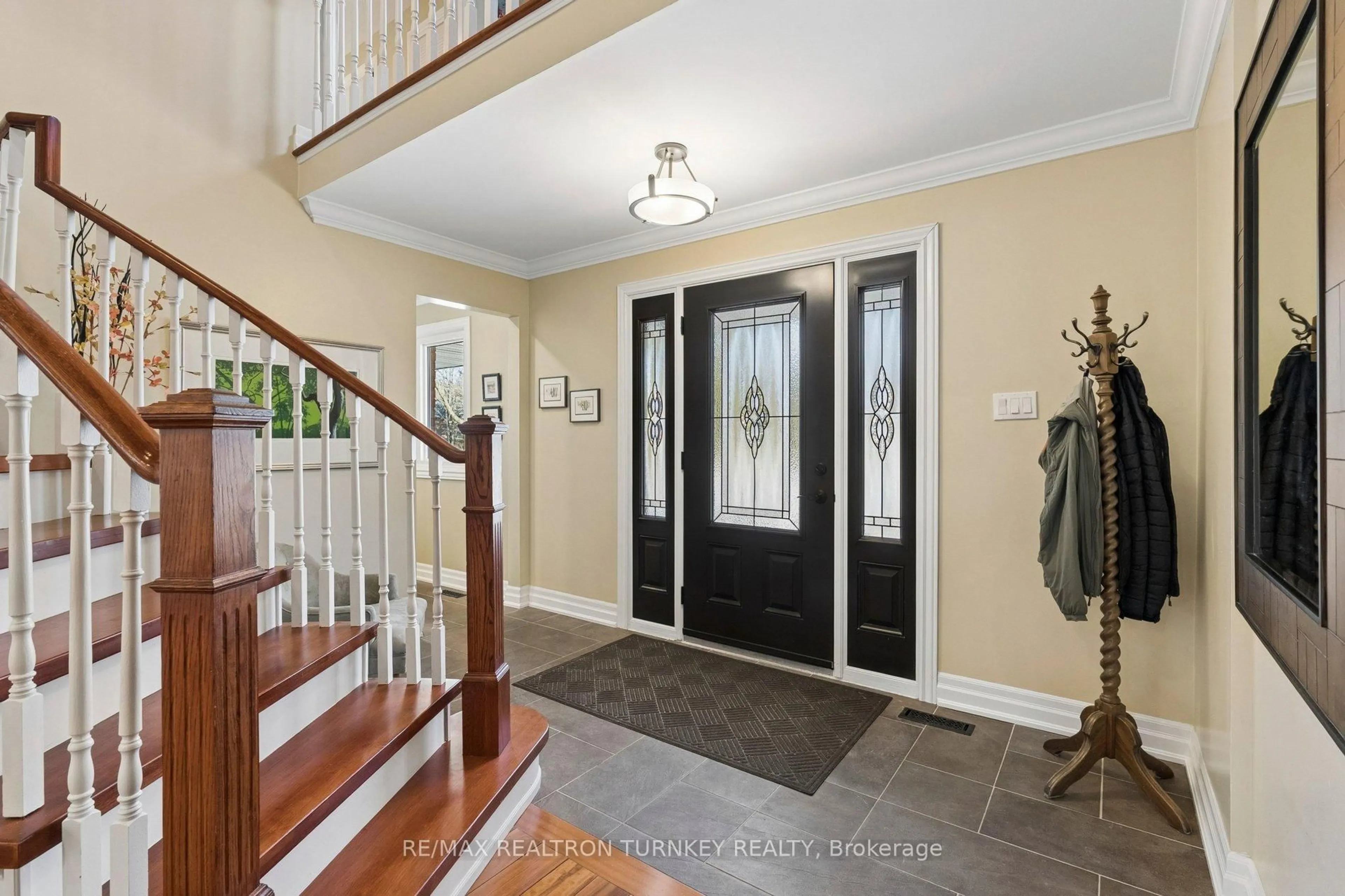 Indoor entryway for 22 Trillium Dr, Aurora Ontario L4G 5X9