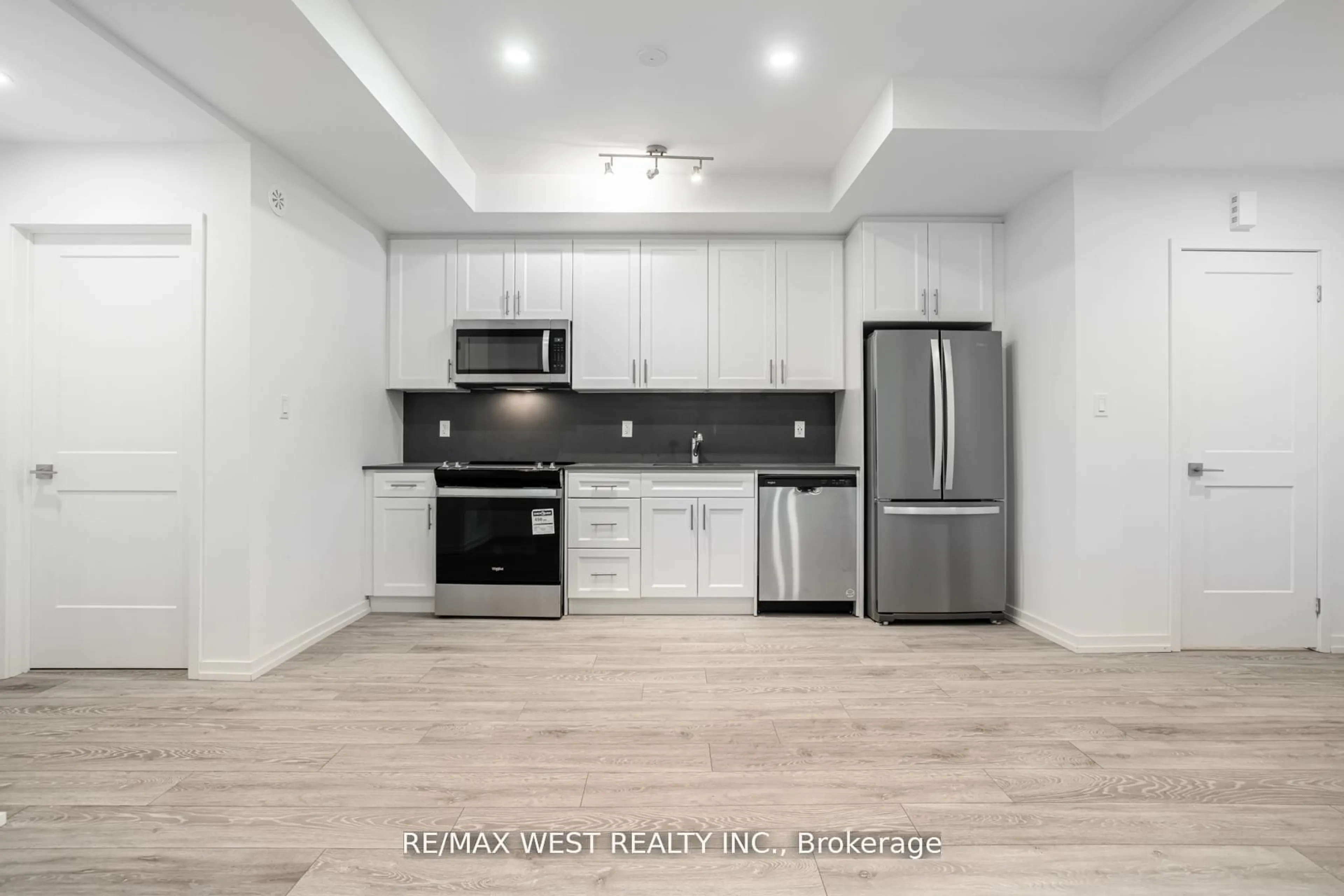 Open concept kitchen, unknown for 20 Lytham Green Circ #28, Newmarket Ontario L3Y 0H4