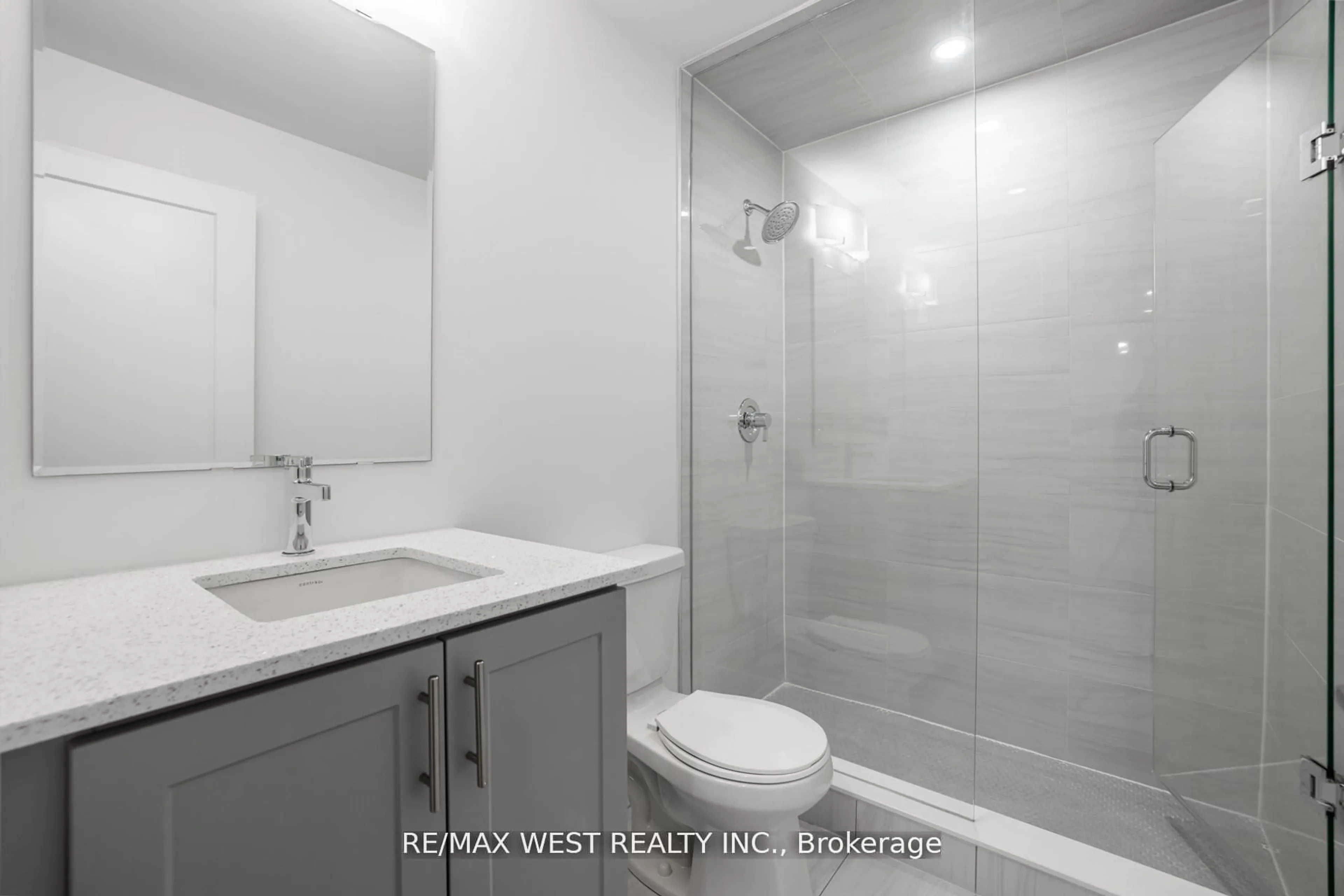 Standard bathroom, ceramic/tile floor for 20 Lytham Green Circ #28, Newmarket Ontario L3Y 0H4