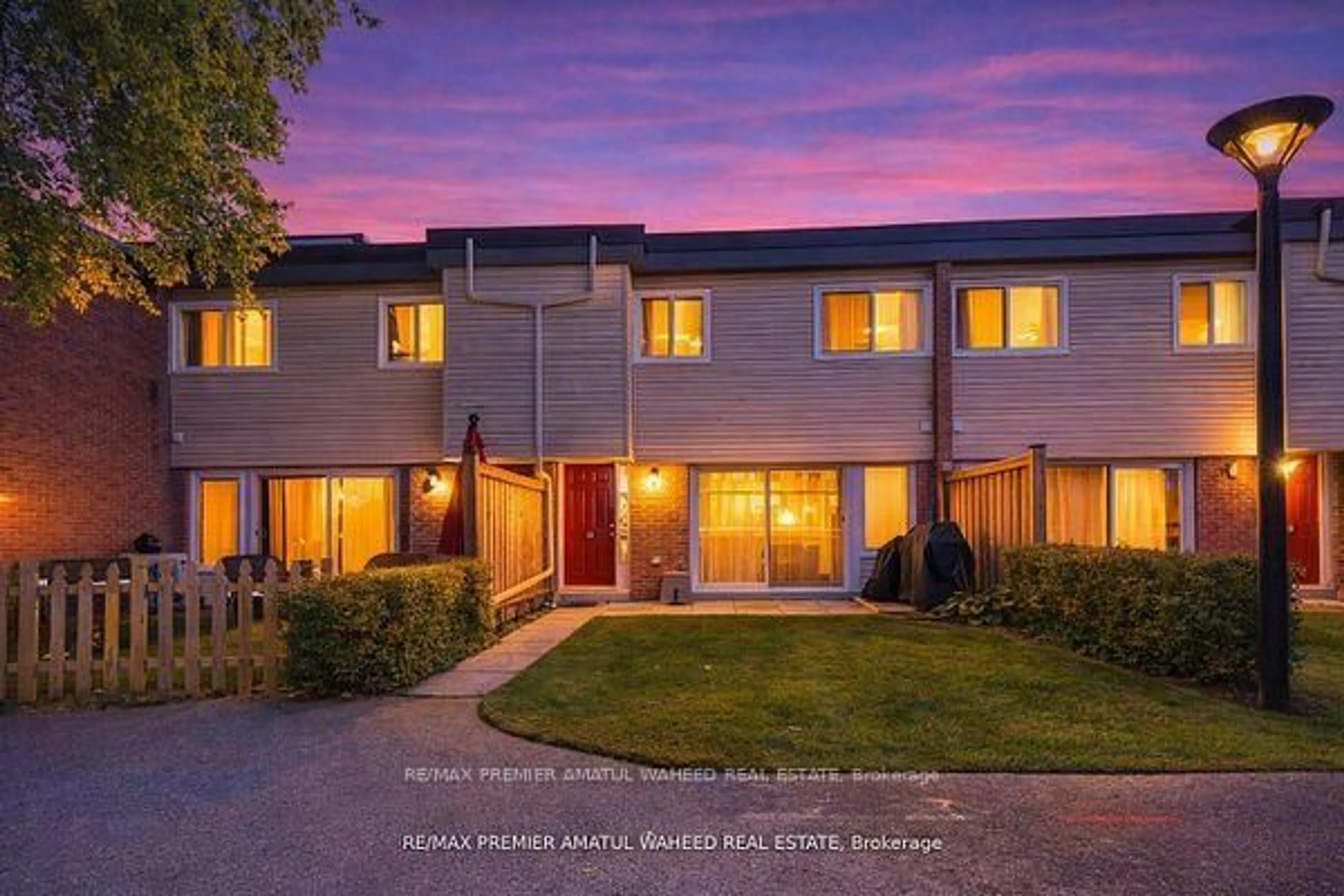 A pic from outside/outdoor area/front of a property/back of a property/a pic from drone, street for 111 Milestone Cres, Aurora Ontario L4G 3M2