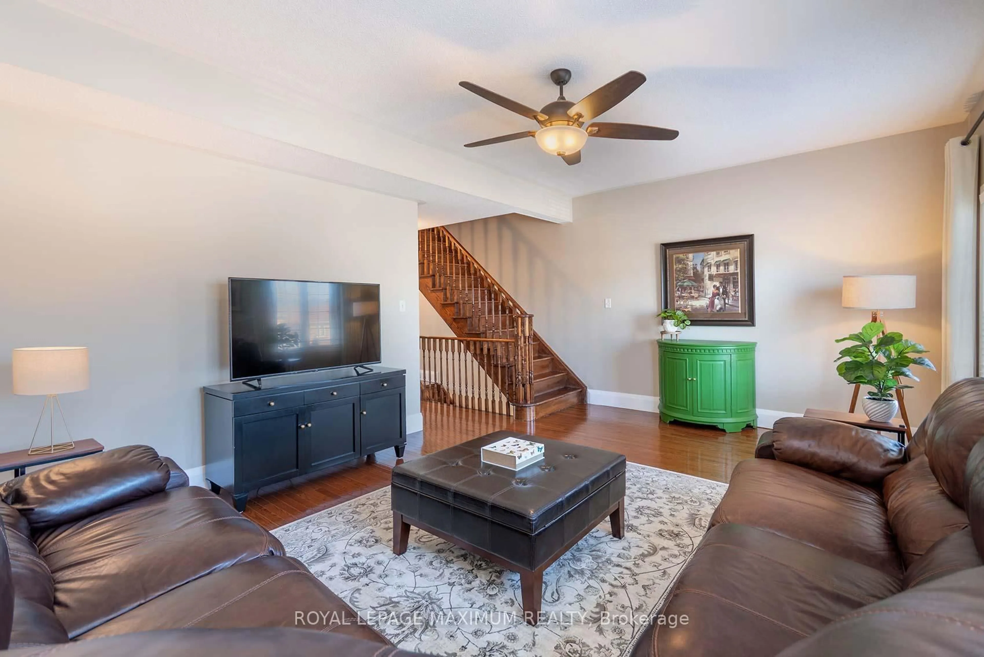 Living room with furniture, unknown for 29 Barr Cres, Aurora Ontario L4G 0C1