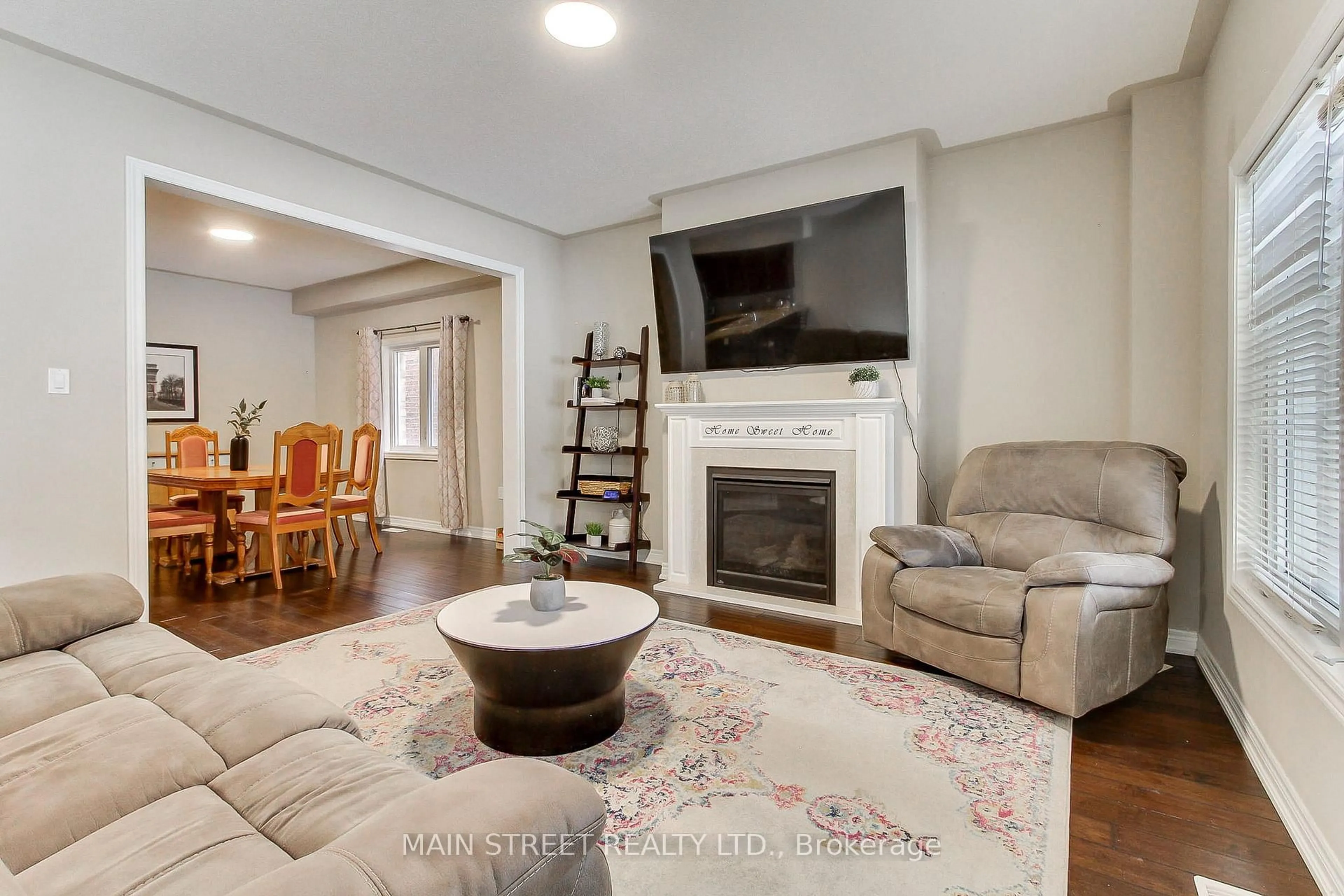Living room with furniture, unknown for 42 Prosser Cres, Georgina Ontario L0E 1R0