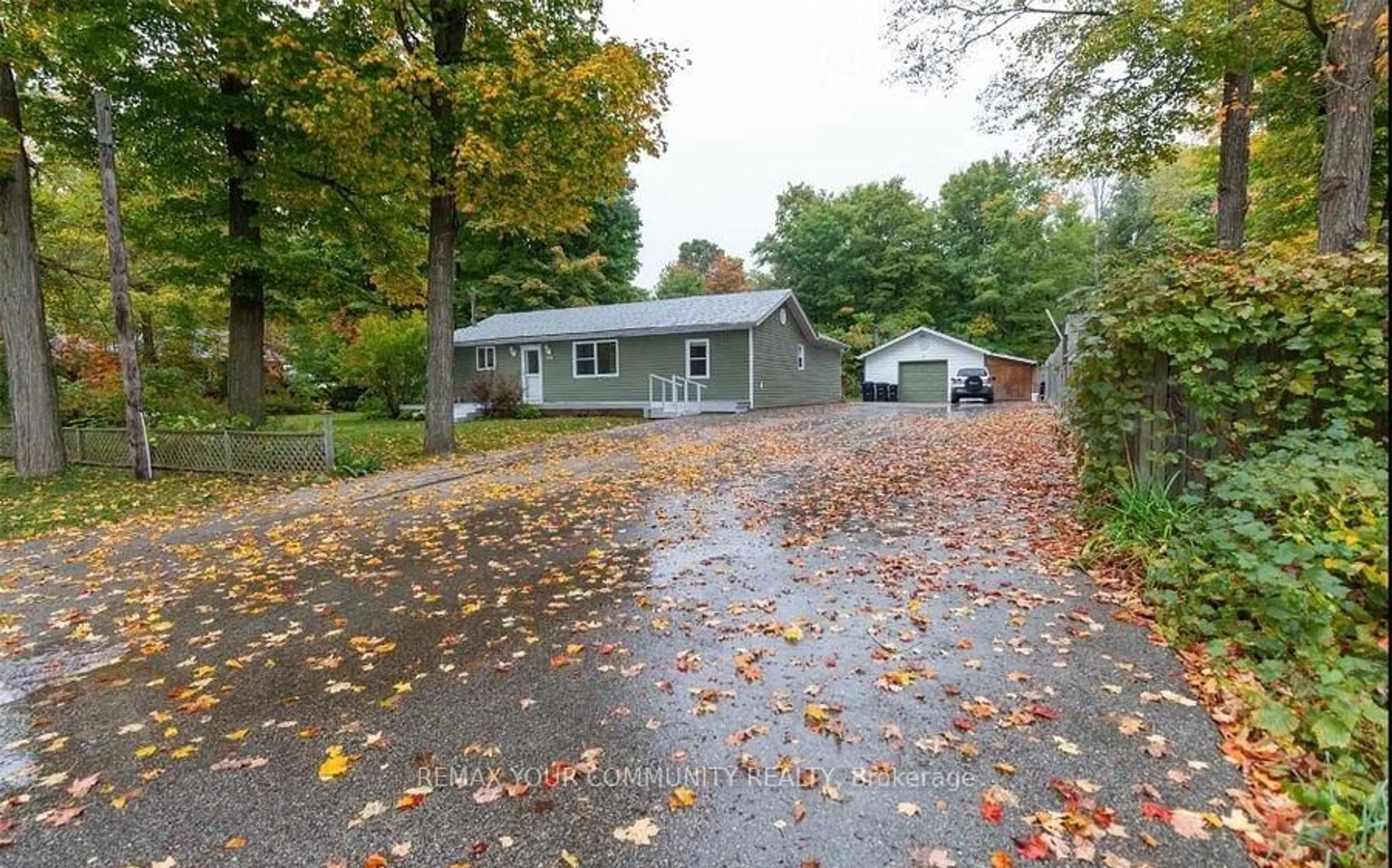 A pic from outside/outdoor area/front of a property/back of a property/a pic from drone, street for 781 Edward St, Innisfil Ontario L9S 2S2