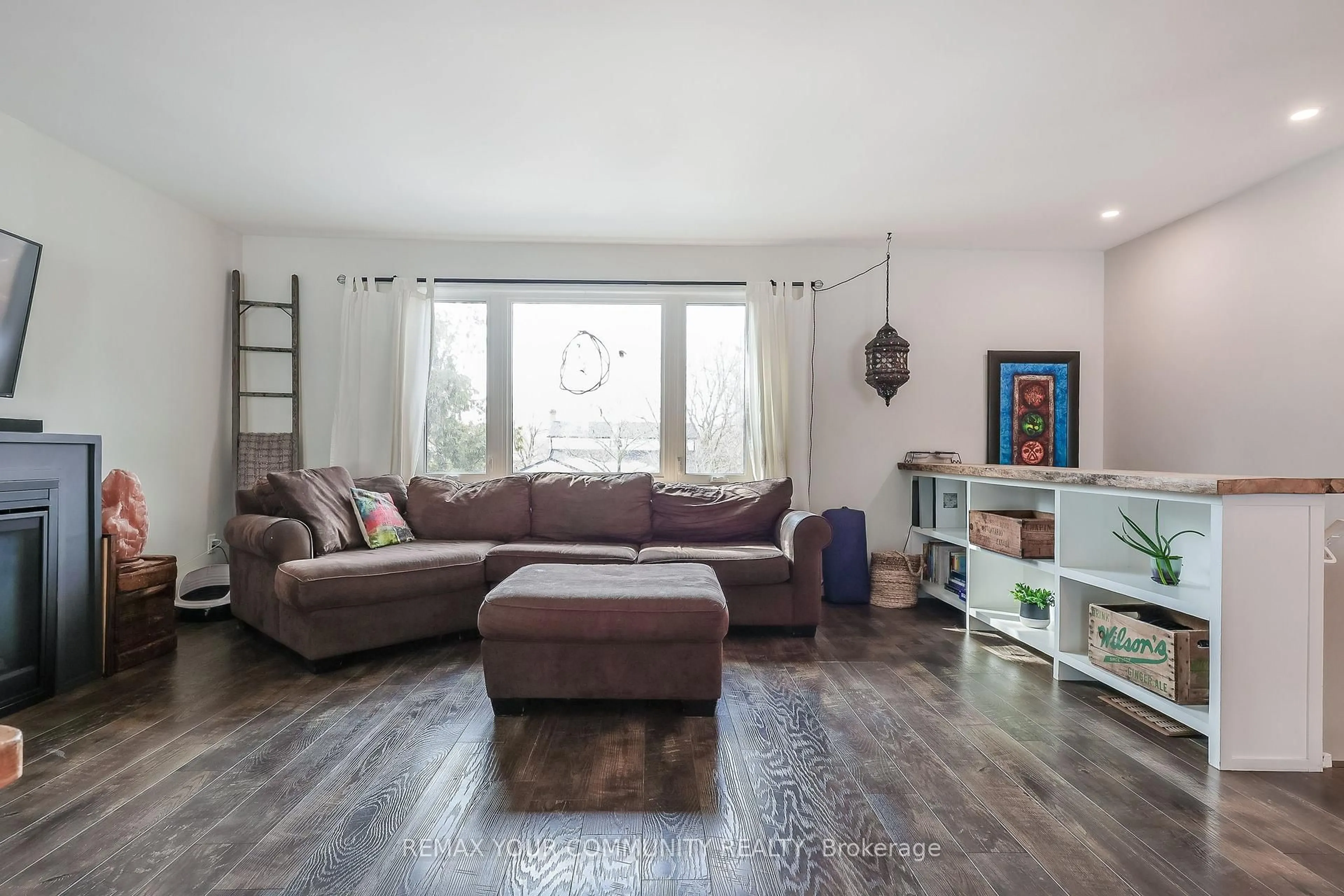 Living room with furniture, wood/laminate floor for 59 Thomas Shepperd Dr, East Gwillimbury Ontario L9N 1C4