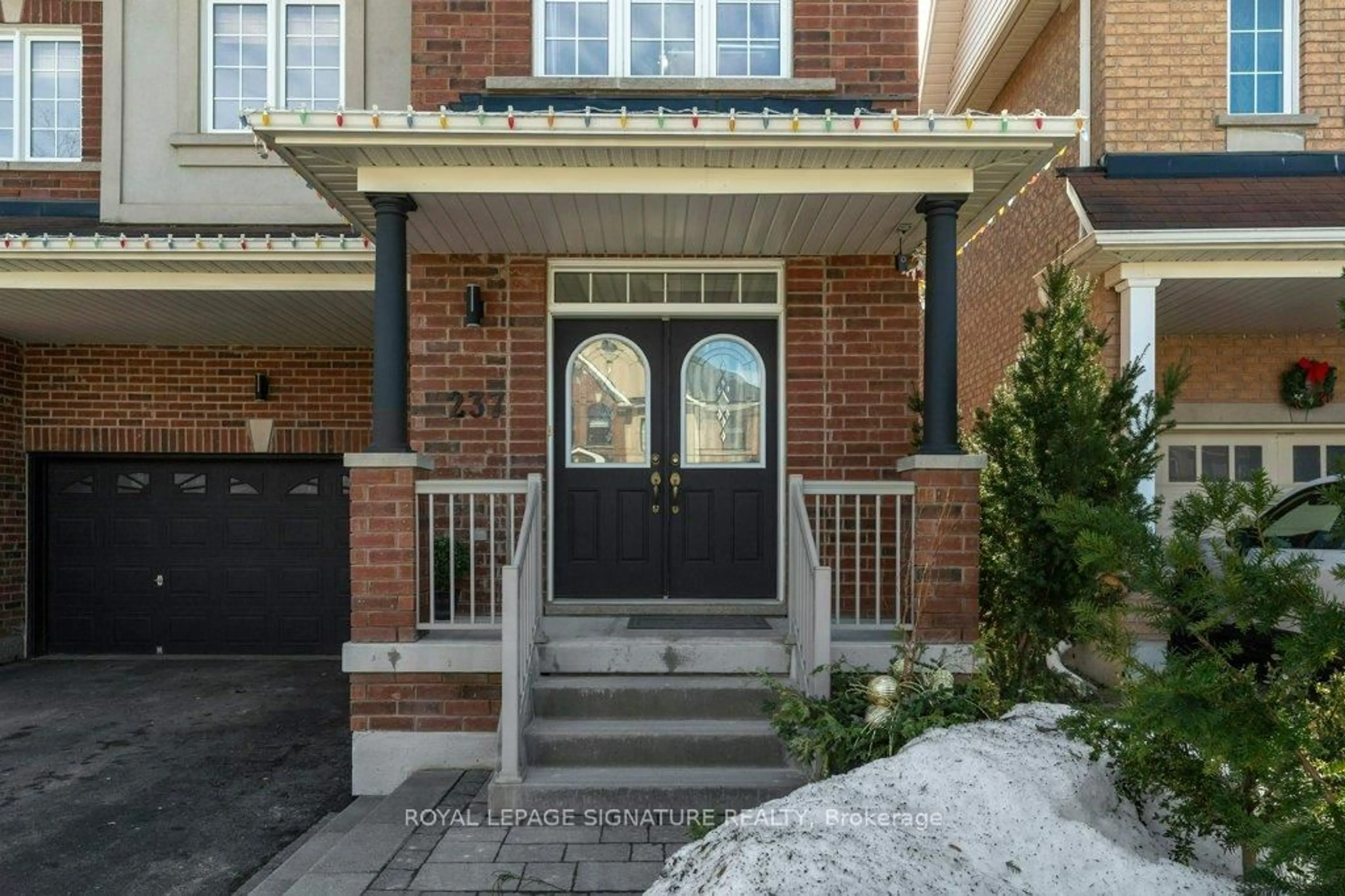 Indoor entryway for 237 Karl Rose Tr, Newmarket Ontario L3X 3J2