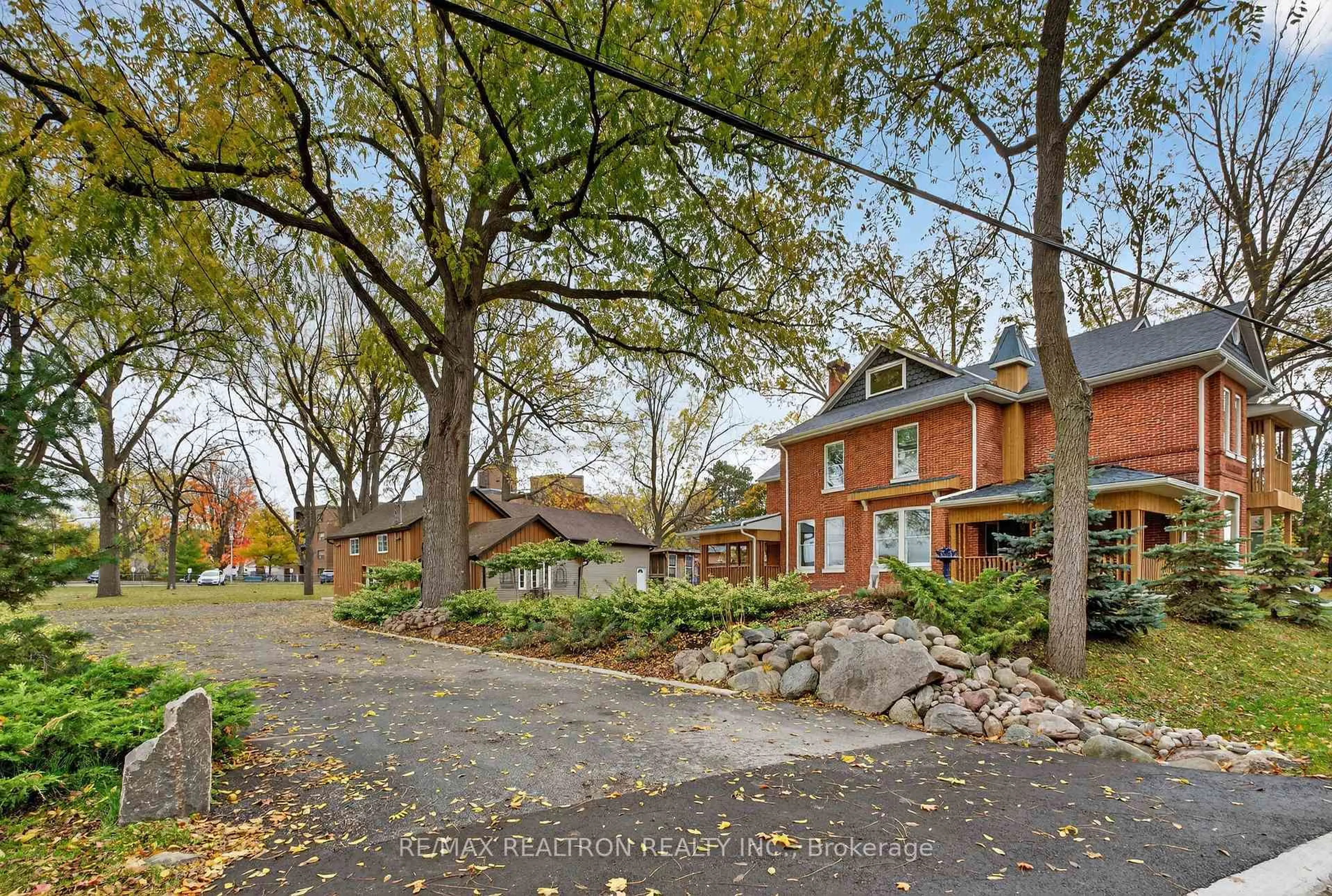 Home with brick exterior material, street for 9 The Queensway, Georgina Ontario L4P 1E2