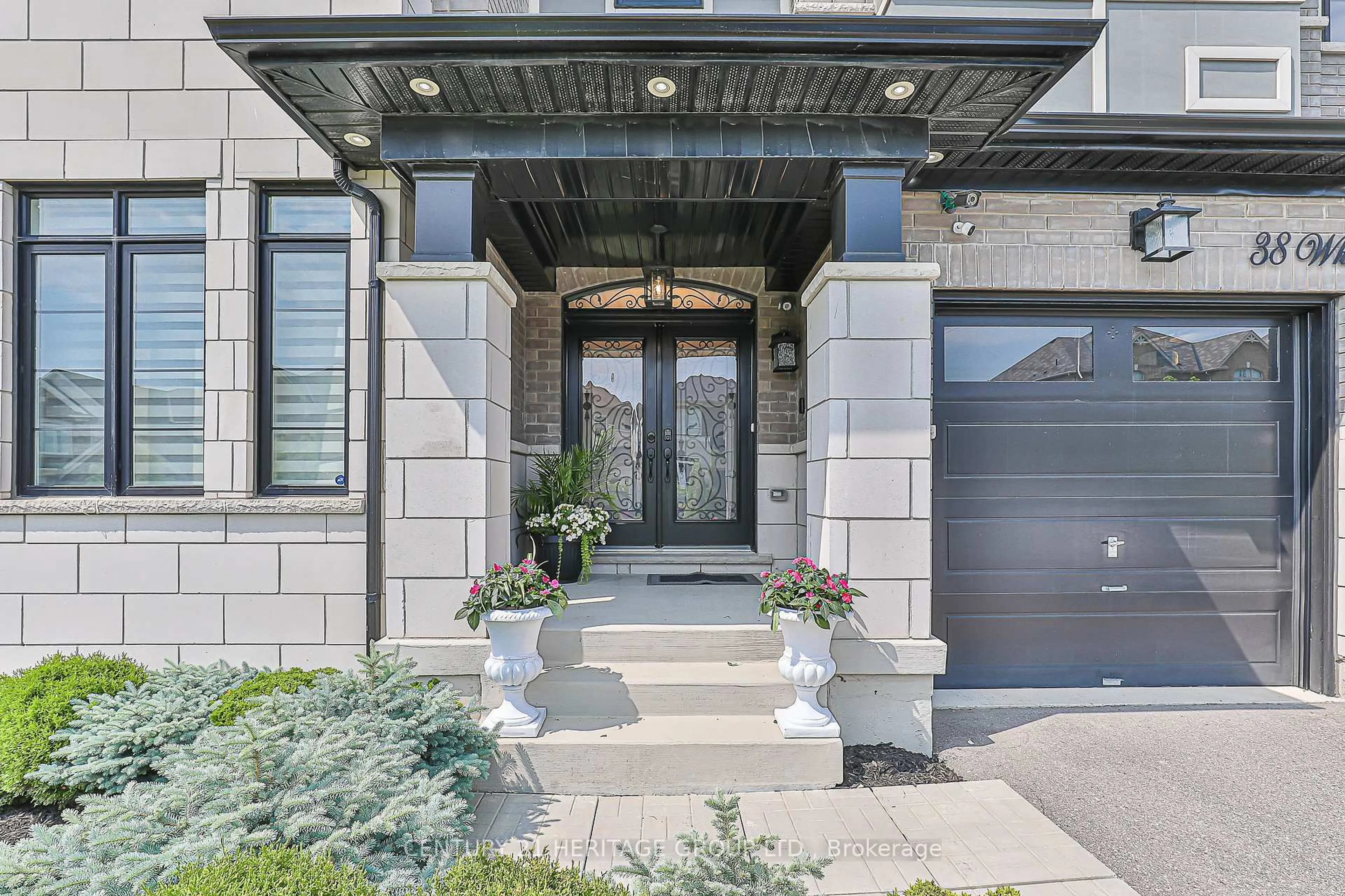 Indoor entryway for 38 Whitebirch Lane, East Gwillimbury Ontario L9N 0P7