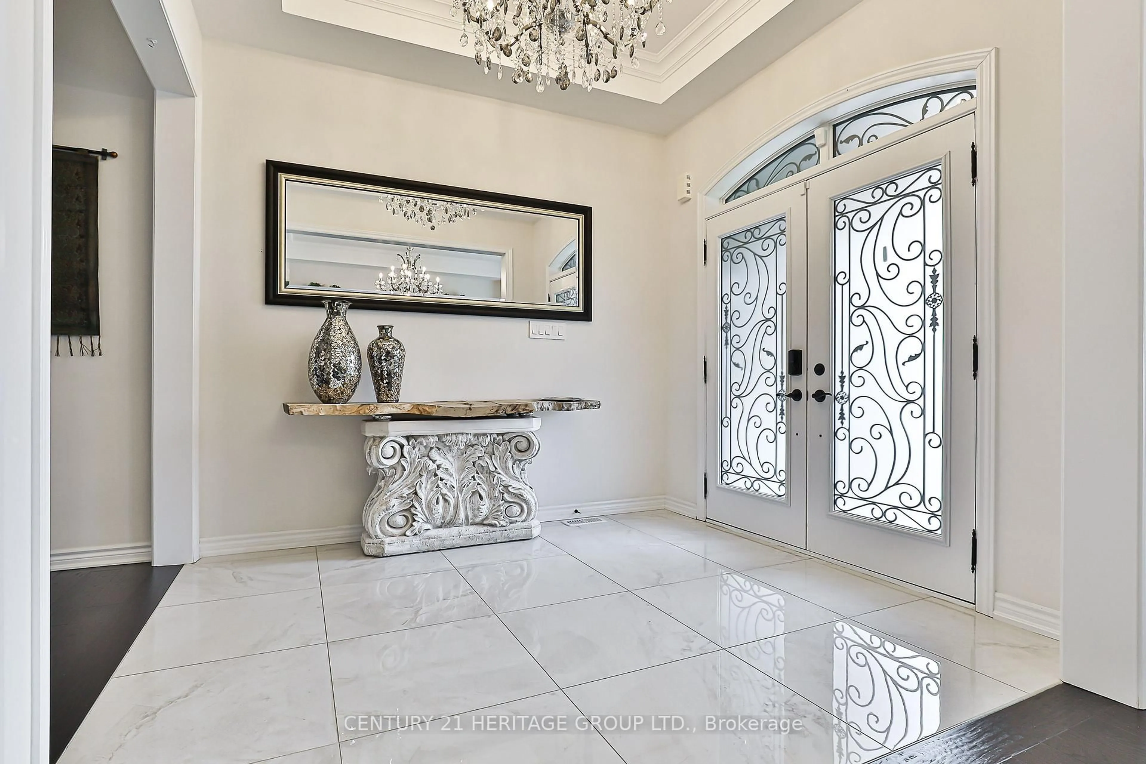 Indoor entryway for 38 Whitebirch Lane, East Gwillimbury Ontario L9N 0P7