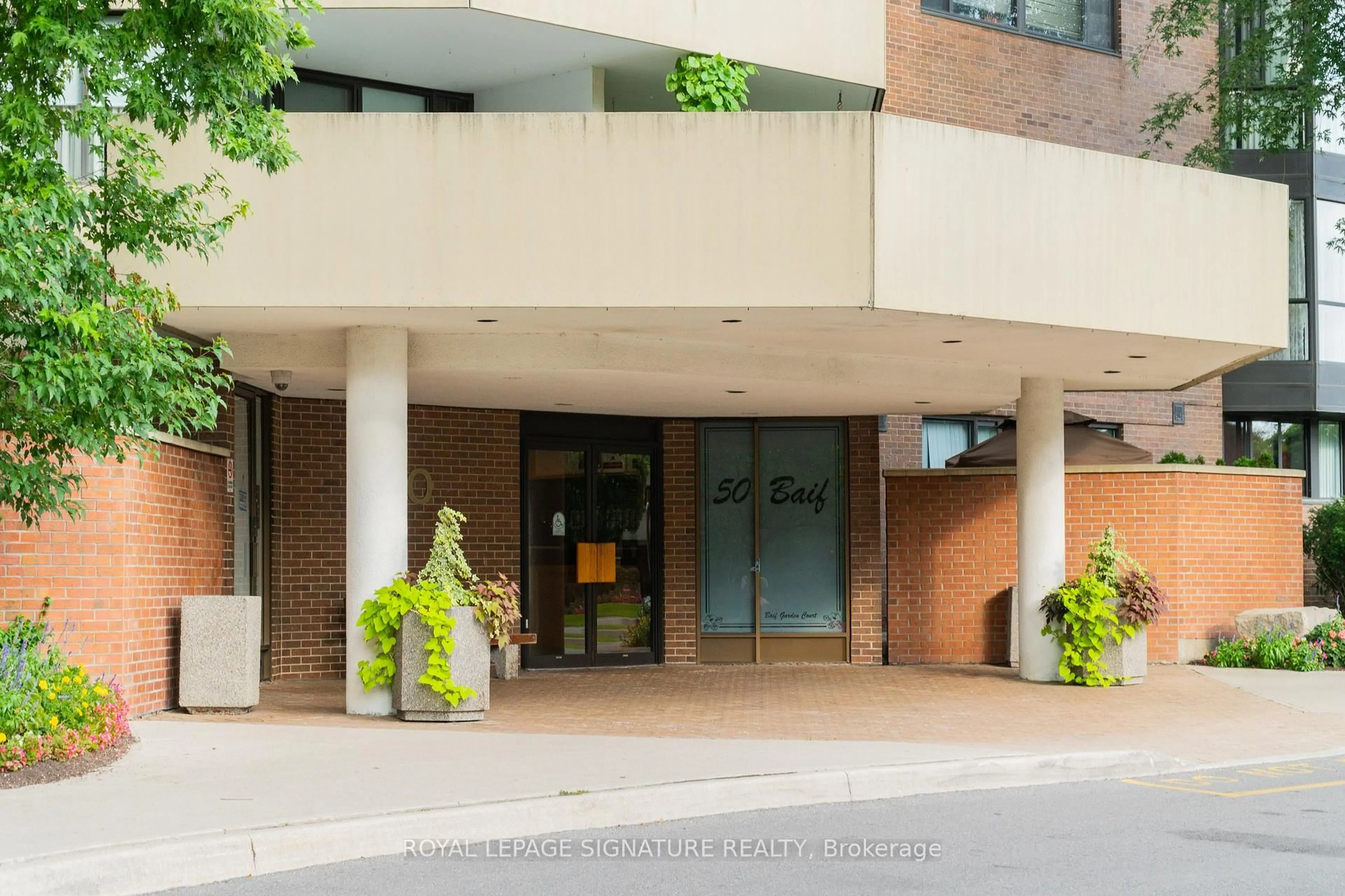 Indoor foyer for 50 Baif Blvd #409, Richmond Hill Ontario L4C 5L1