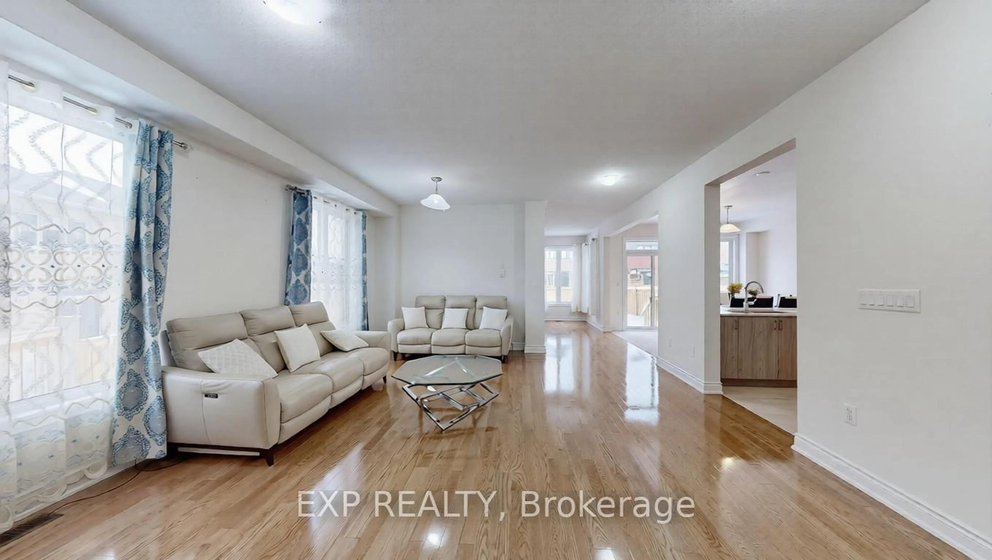 Living room with furniture, unknown for 19 Meadow Vista Cres, East Gwillimbury Ontario L9N 0T4