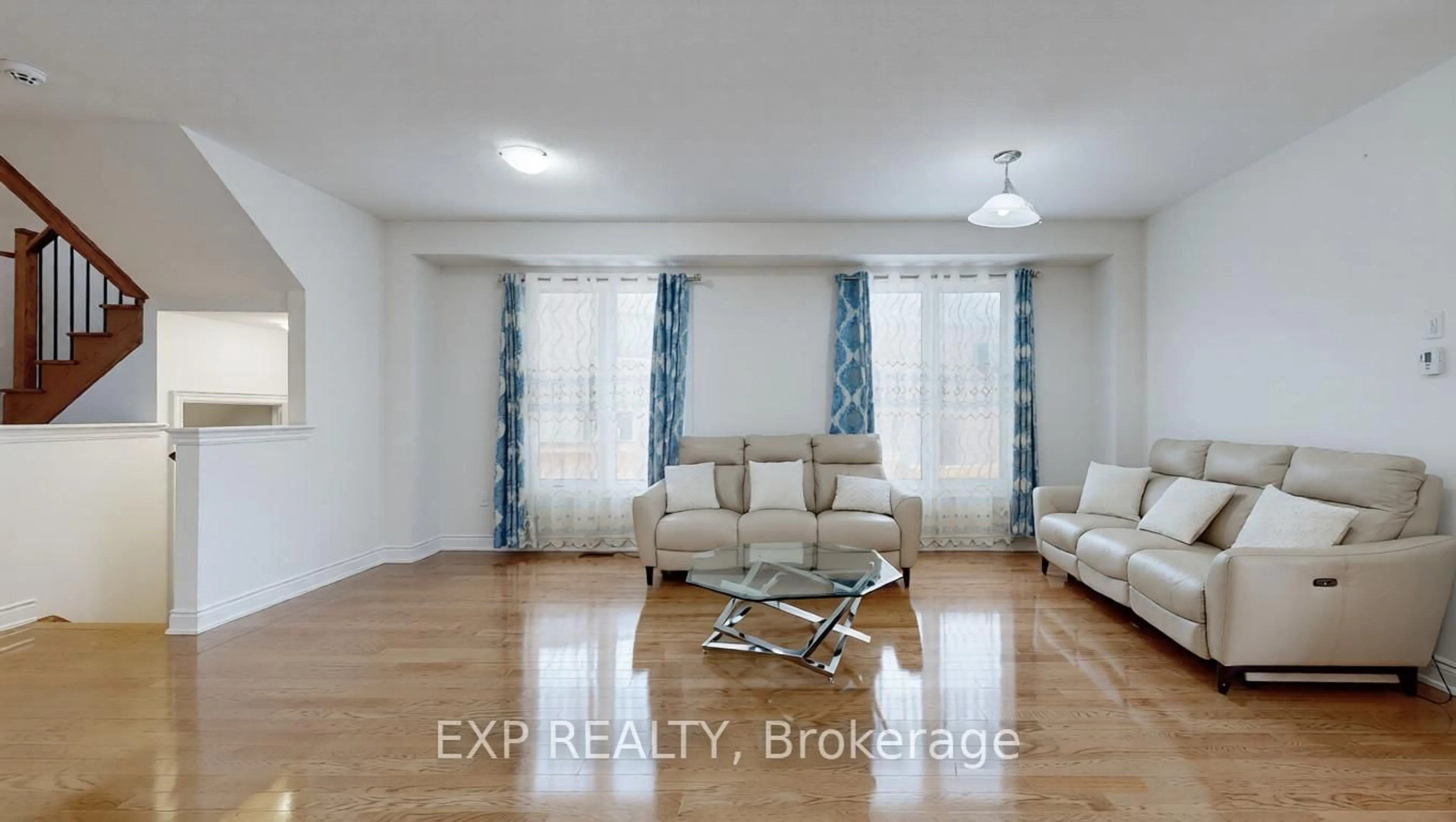 Living room with furniture, unknown for 19 Meadow Vista Cres, East Gwillimbury Ontario L9N 0T4