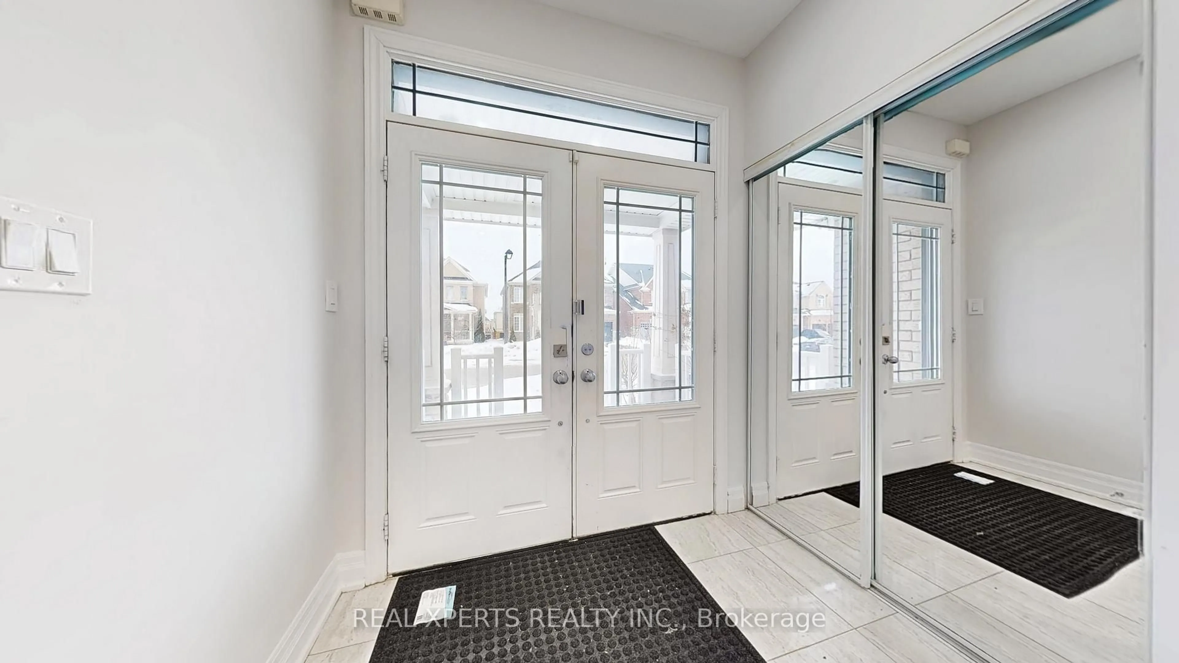 Indoor entryway for 45 Romanelli Cres, Bradford West Gwillimbury Ontario L3Z 0X7