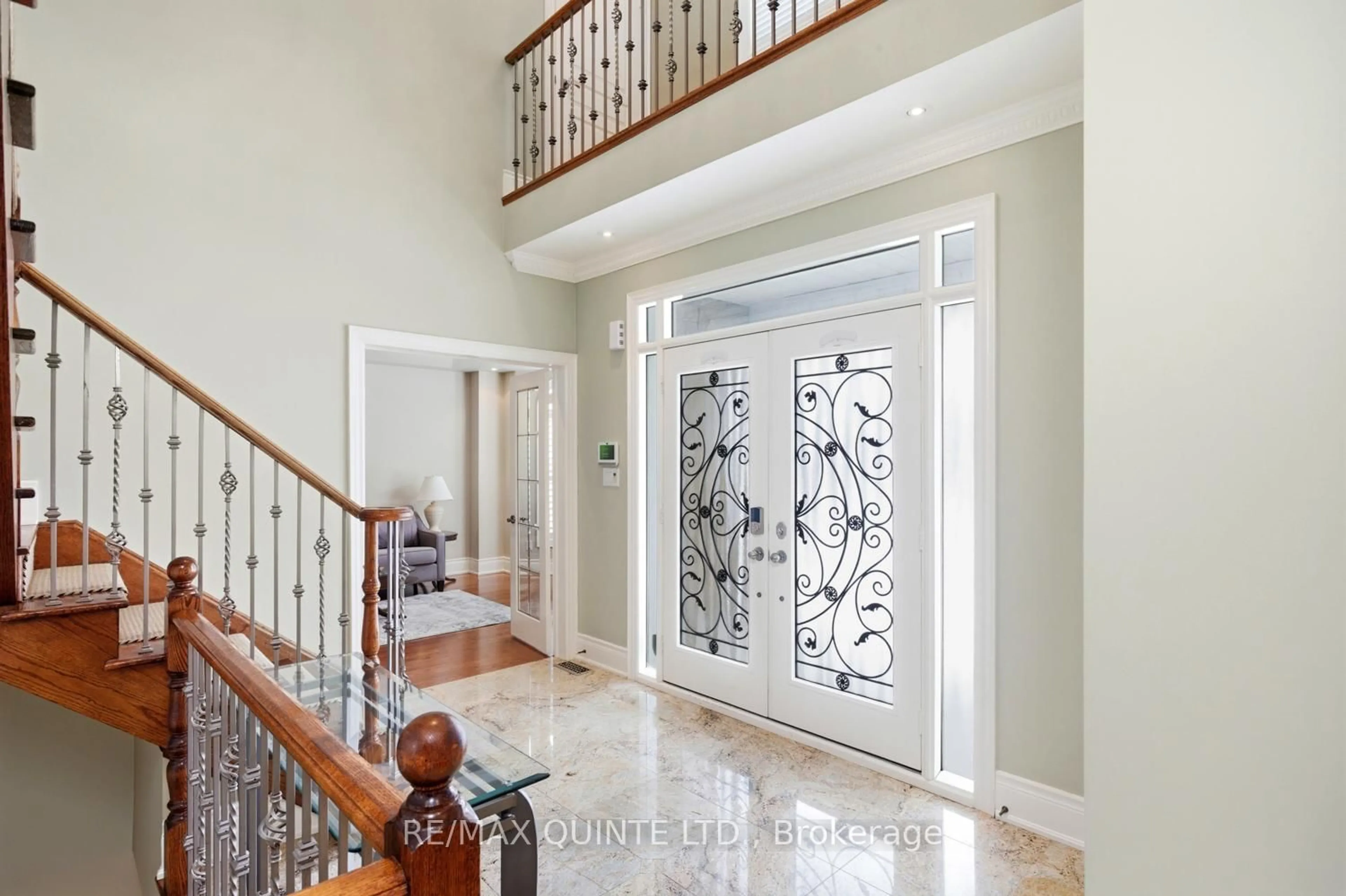 Indoor entryway for 2 Treeview Ave, Whitchurch-Stouffville Ontario L4A 1R1