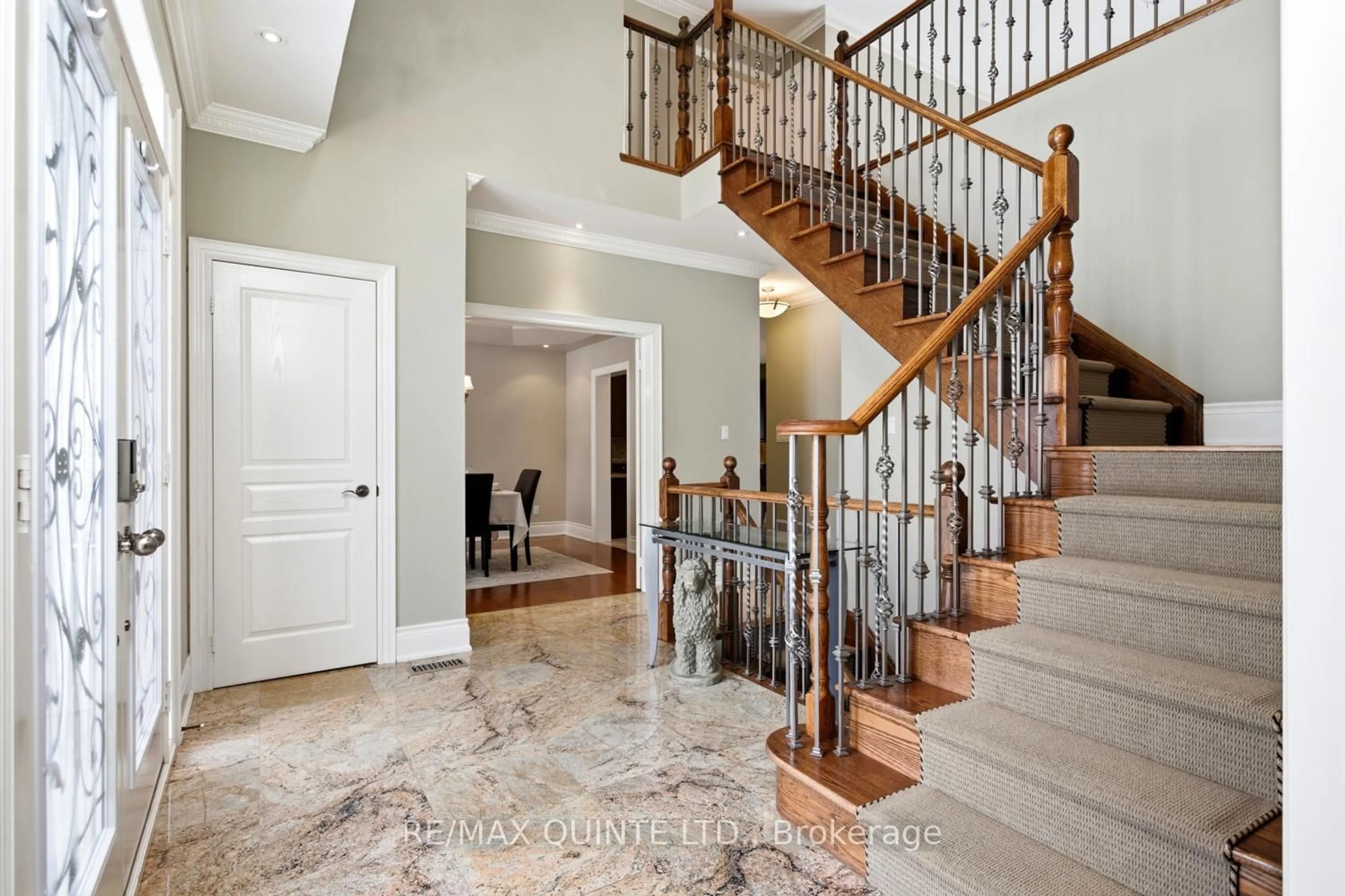 Indoor entryway for 2 Treeview Ave, Whitchurch-Stouffville Ontario L4A 1R1