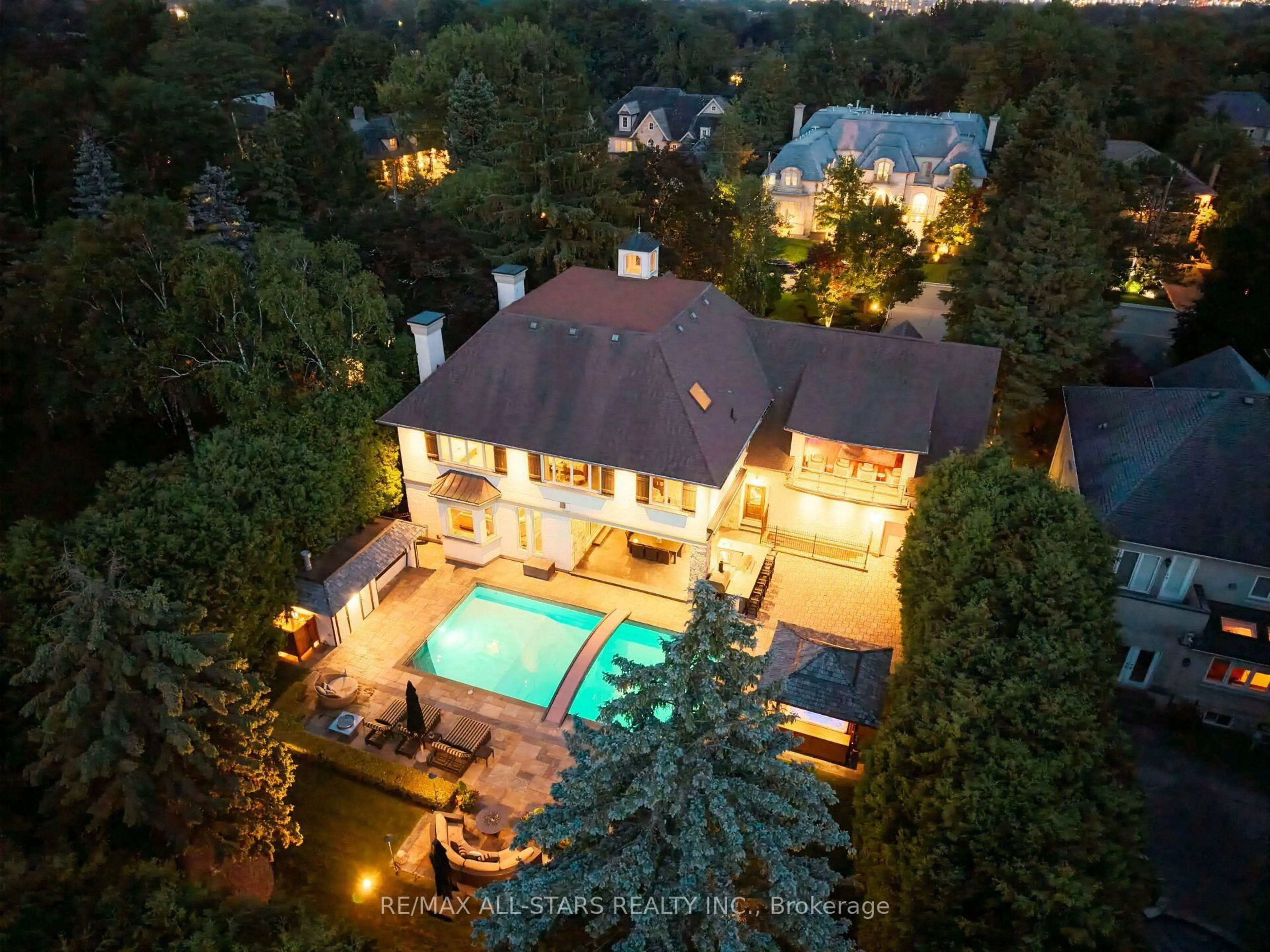 A pic from outside/outdoor area/front of a property/back of a property/a pic from drone, city buildings view from balcony for 32 Wembley Ave, Markham Ontario L3R 2A9