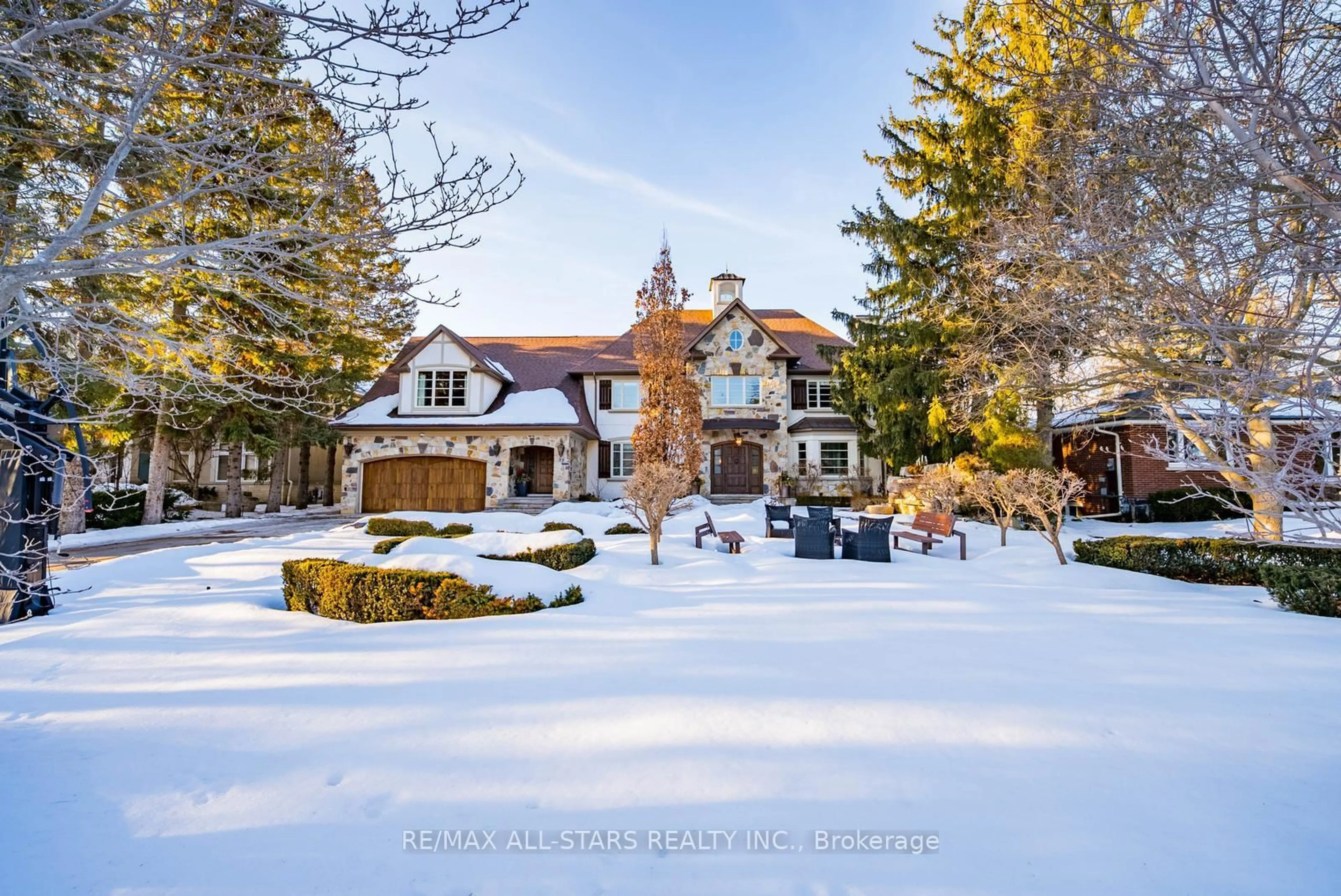 A pic from outside/outdoor area/front of a property/back of a property/a pic from drone, street for 32 Wembley Ave, Markham Ontario L3R 2A9