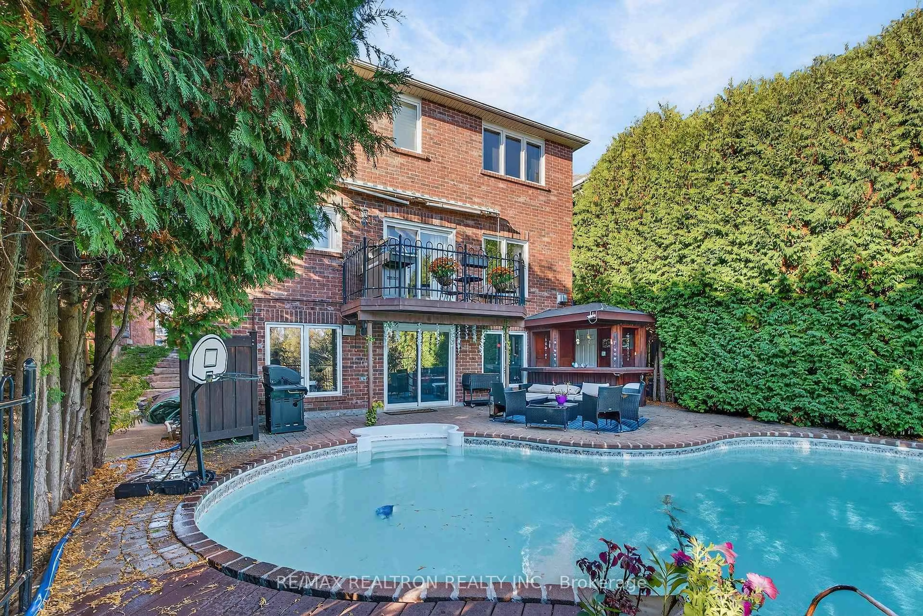 Pool for 446 Silken Laumann Dr, Newmarket Ontario L3X 2H9