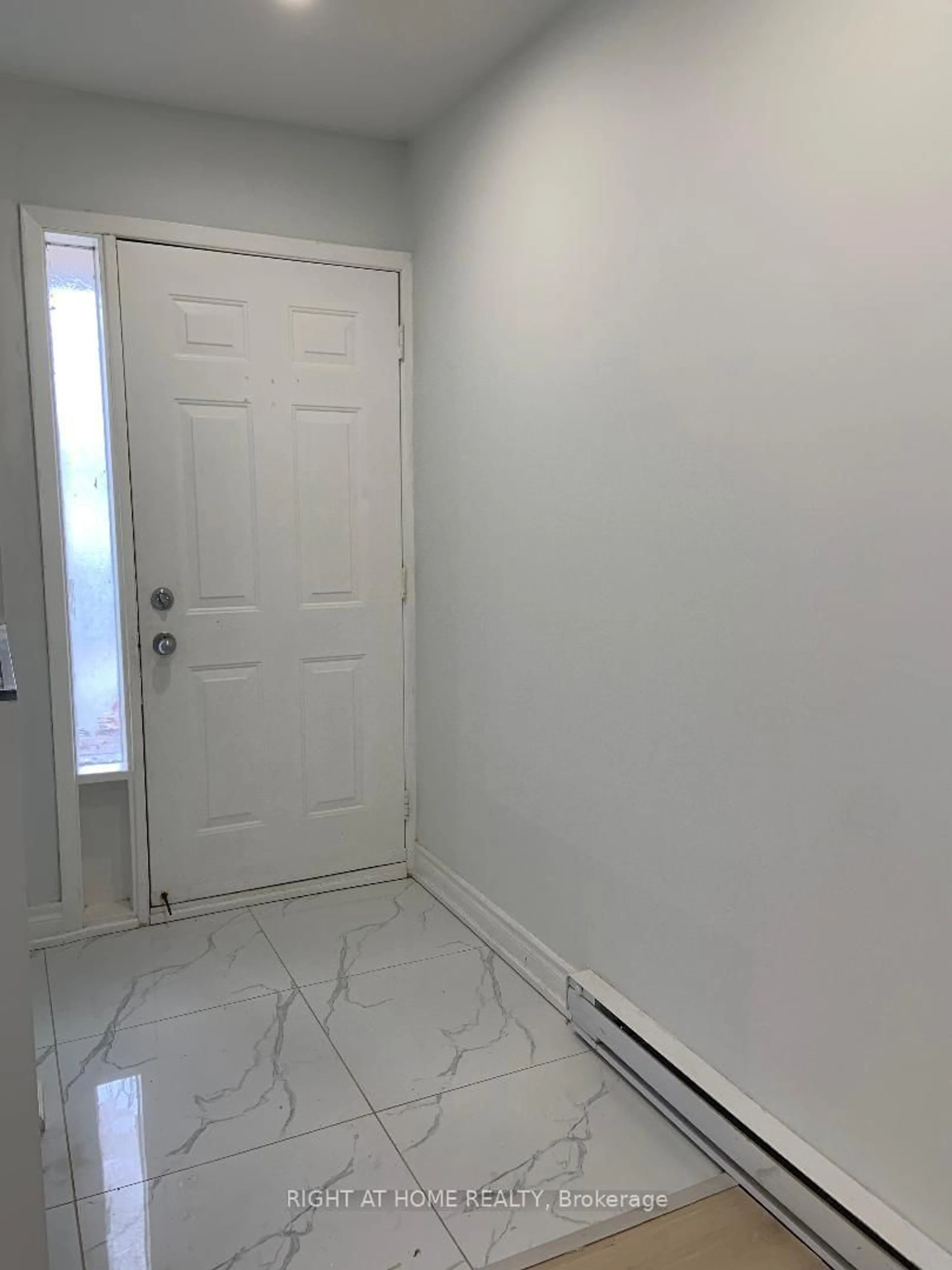 Indoor entryway for 24 Springfair Ave #189, Aurora Ontario L4G 3M2