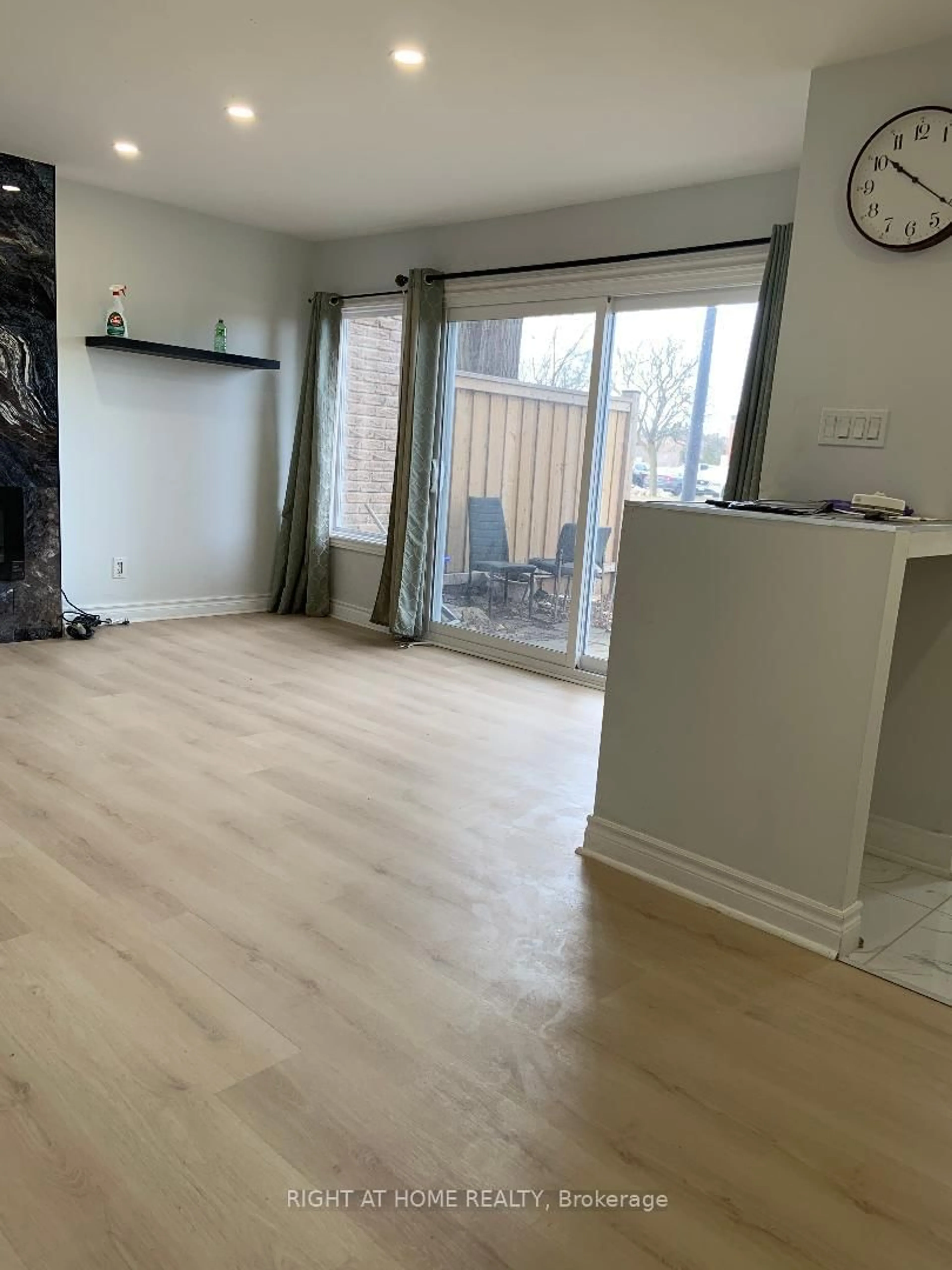 A pic of a room for 24 Springfair Ave #189, Aurora Ontario L4G 3M2