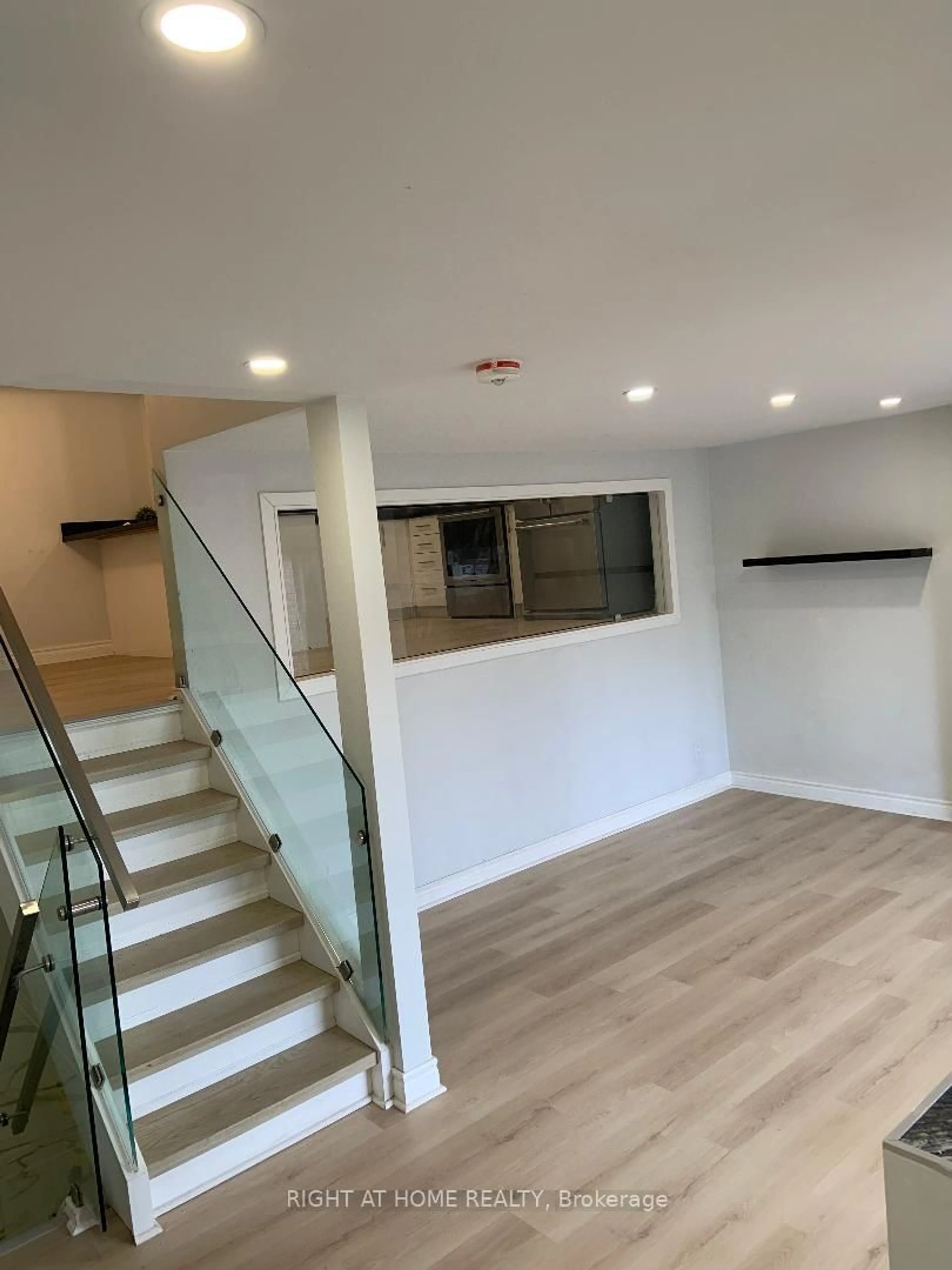 Indoor foyer for 24 Springfair Ave #189, Aurora Ontario L4G 3M2