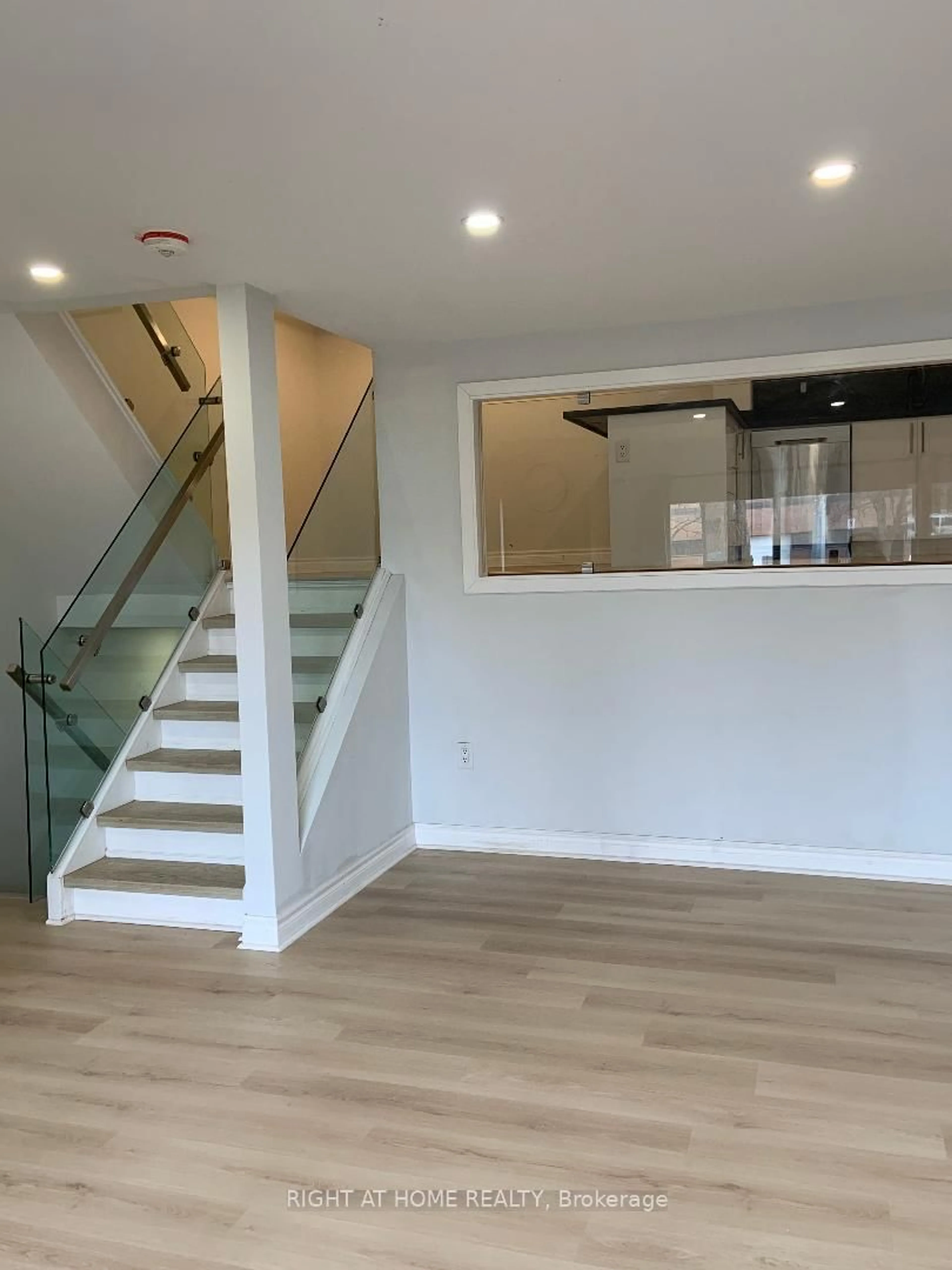 Indoor foyer for 24 Springfair Ave #189, Aurora Ontario L4G 3M2