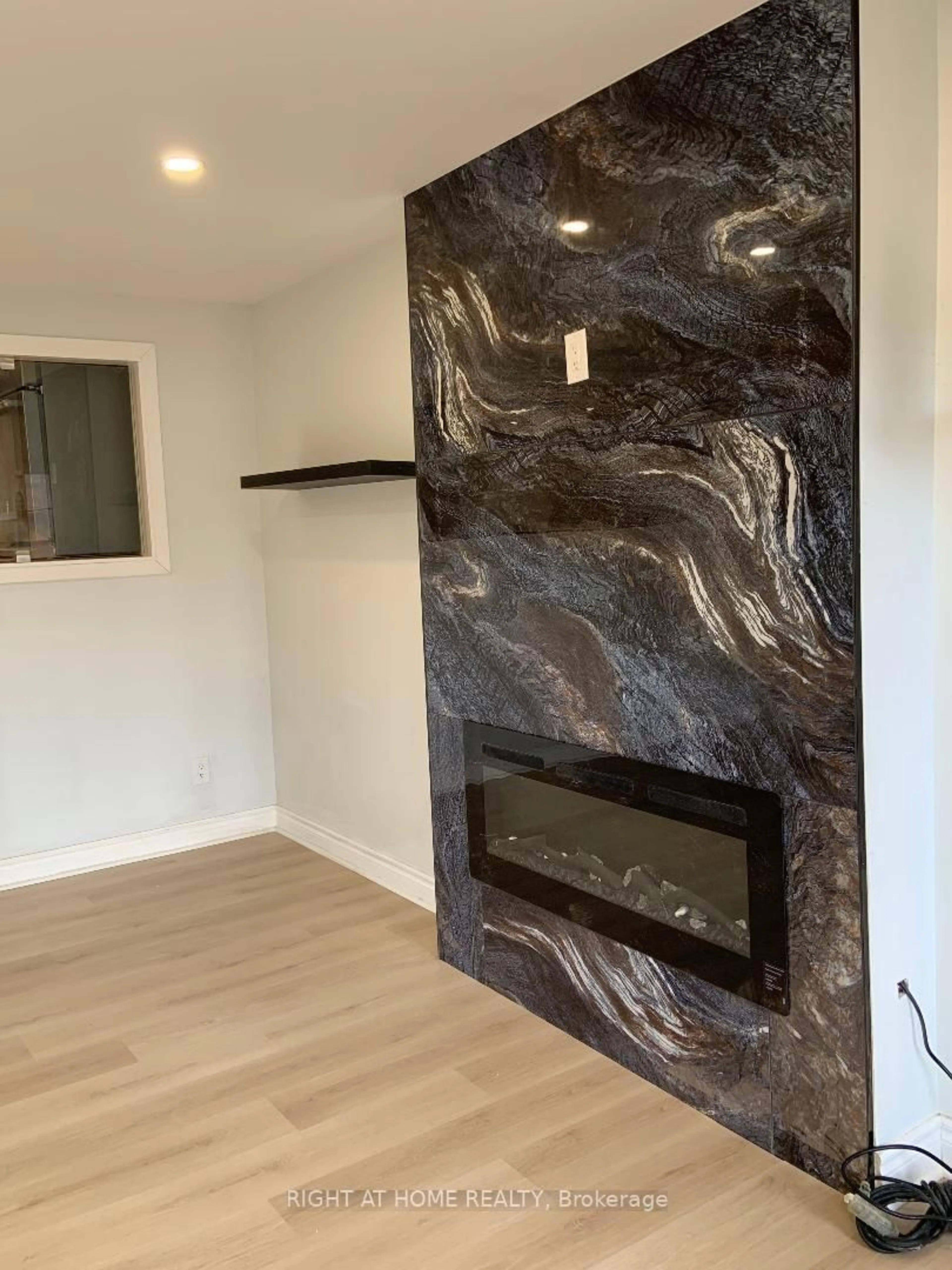 A pic of a room for 24 Springfair Ave #189, Aurora Ontario L4G 3M2