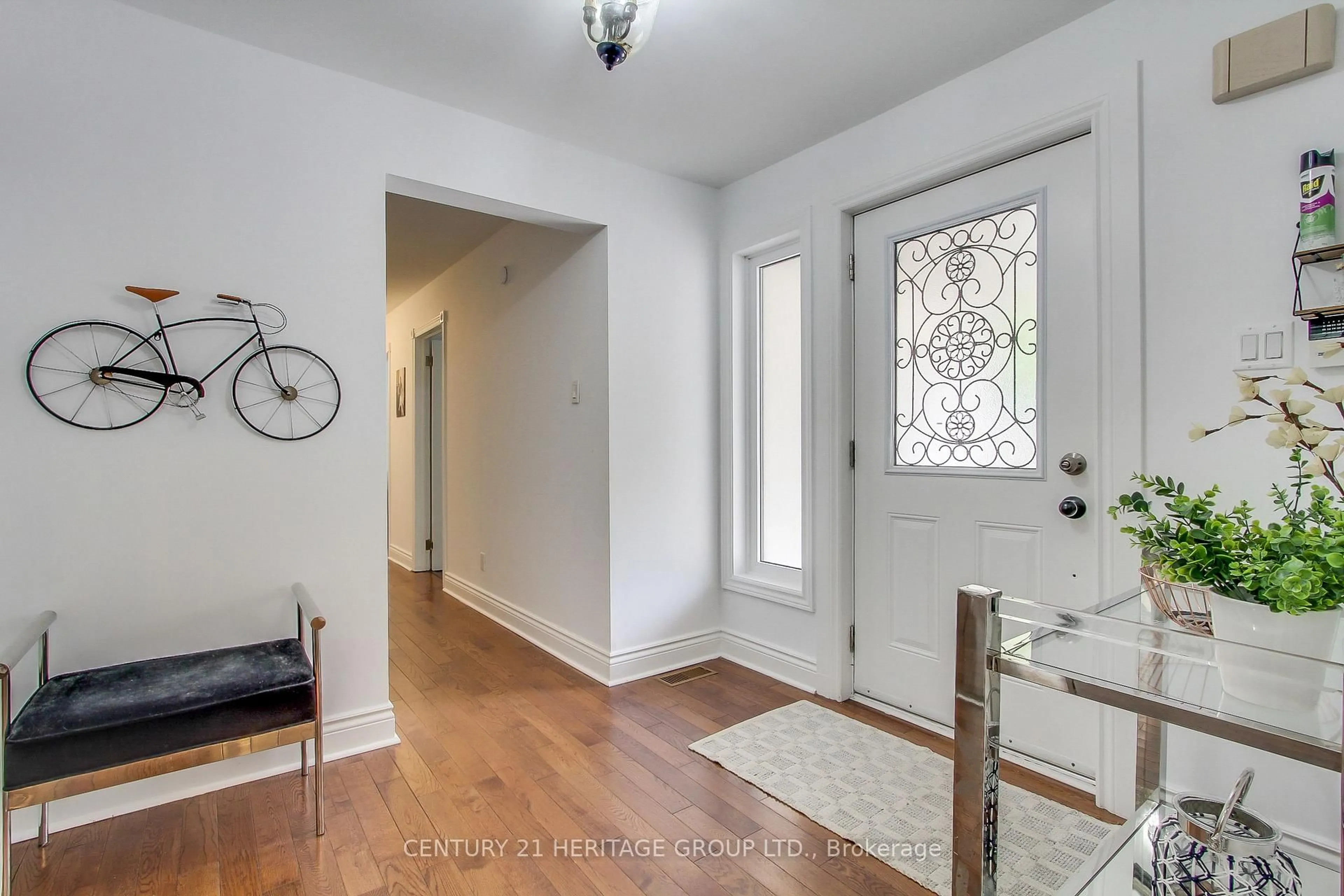 Indoor entryway for 7670 19th Sdrd, King Ontario L0G 1T0