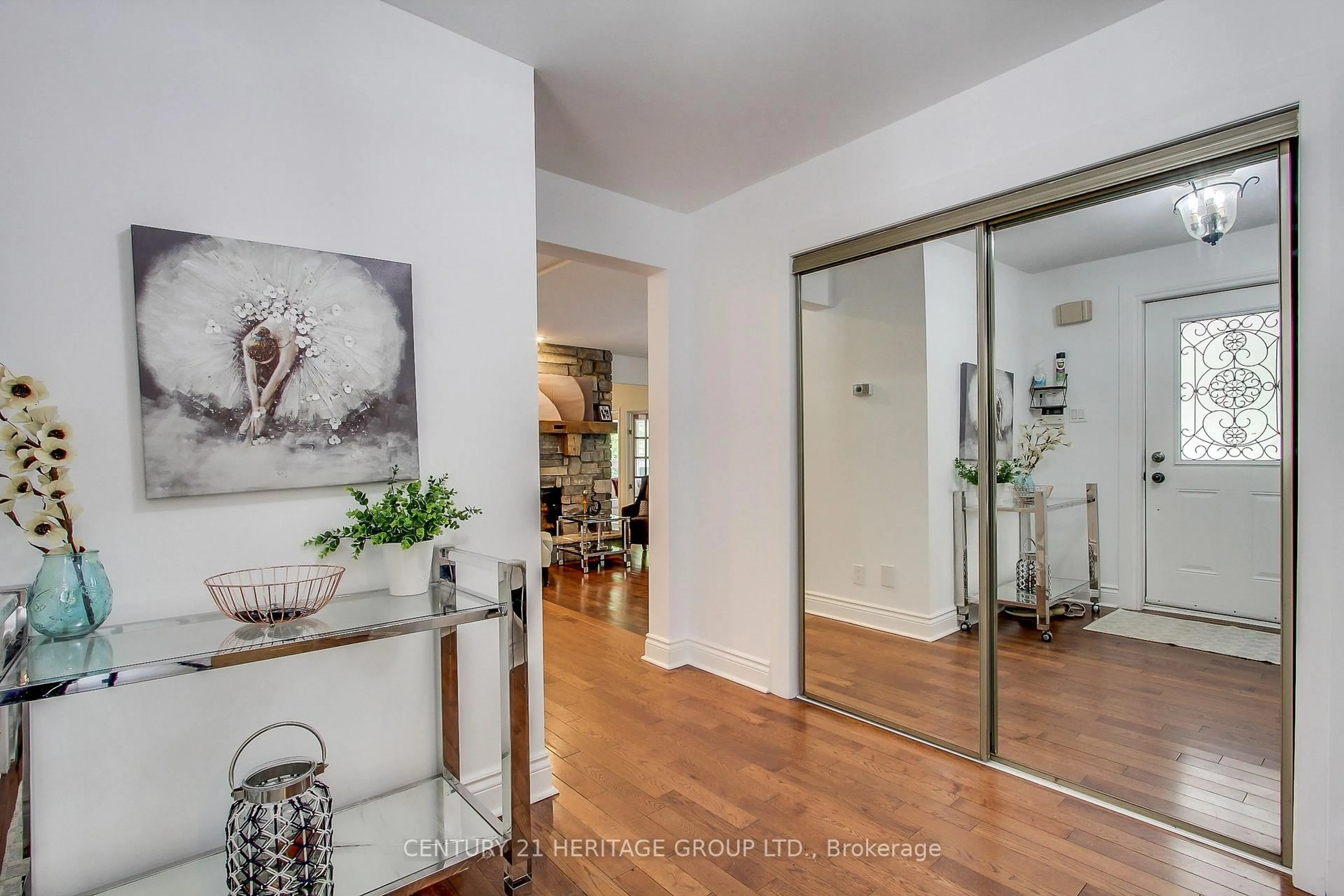 Indoor entryway for 7670 19th Sdrd, King Ontario L0G 1T0