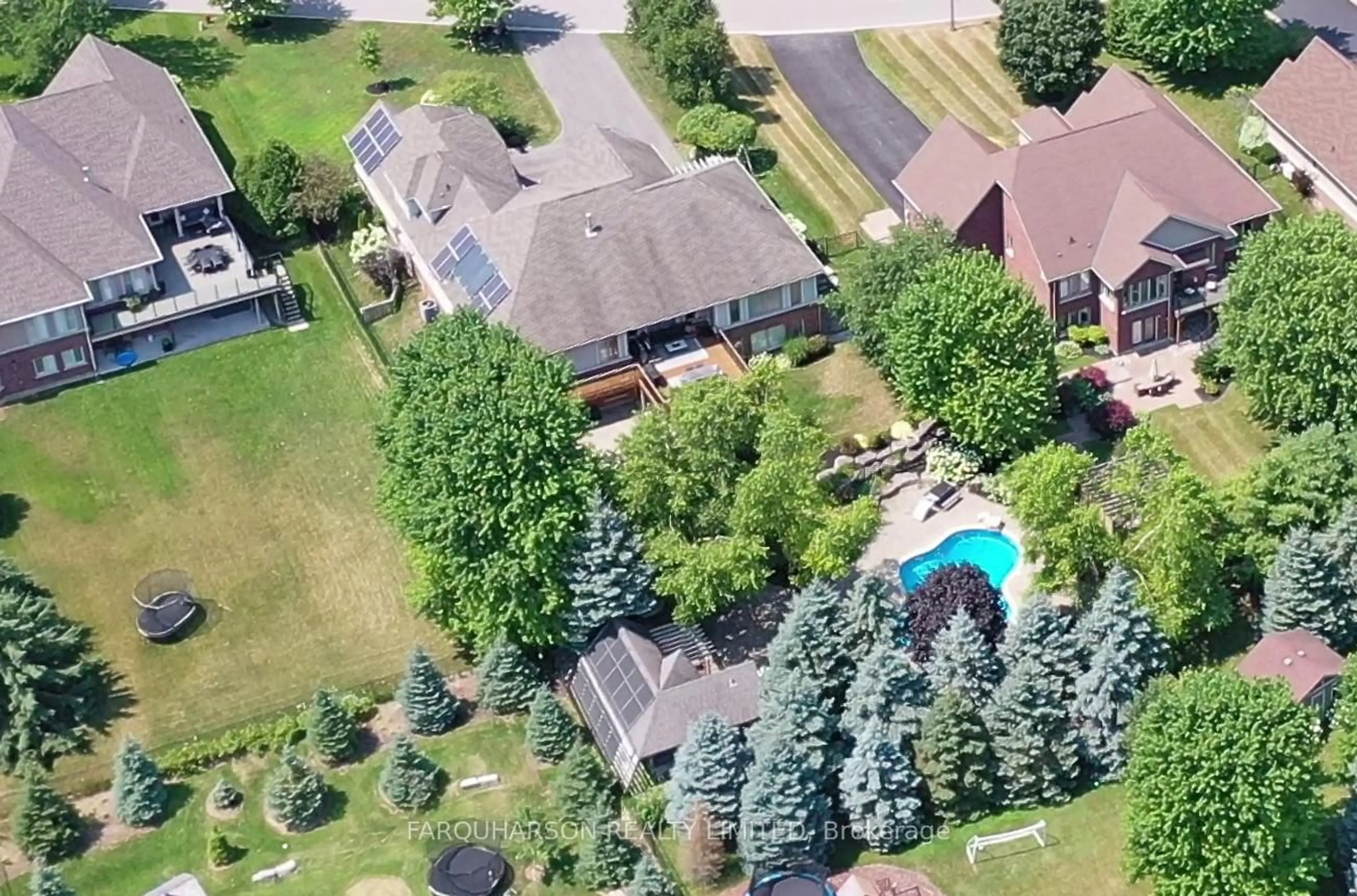 A pic from outside/outdoor area/front of a property/back of a property/a pic from drone, unknown for 15 Forestgreen Dr, Uxbridge Ontario L9P 0B8