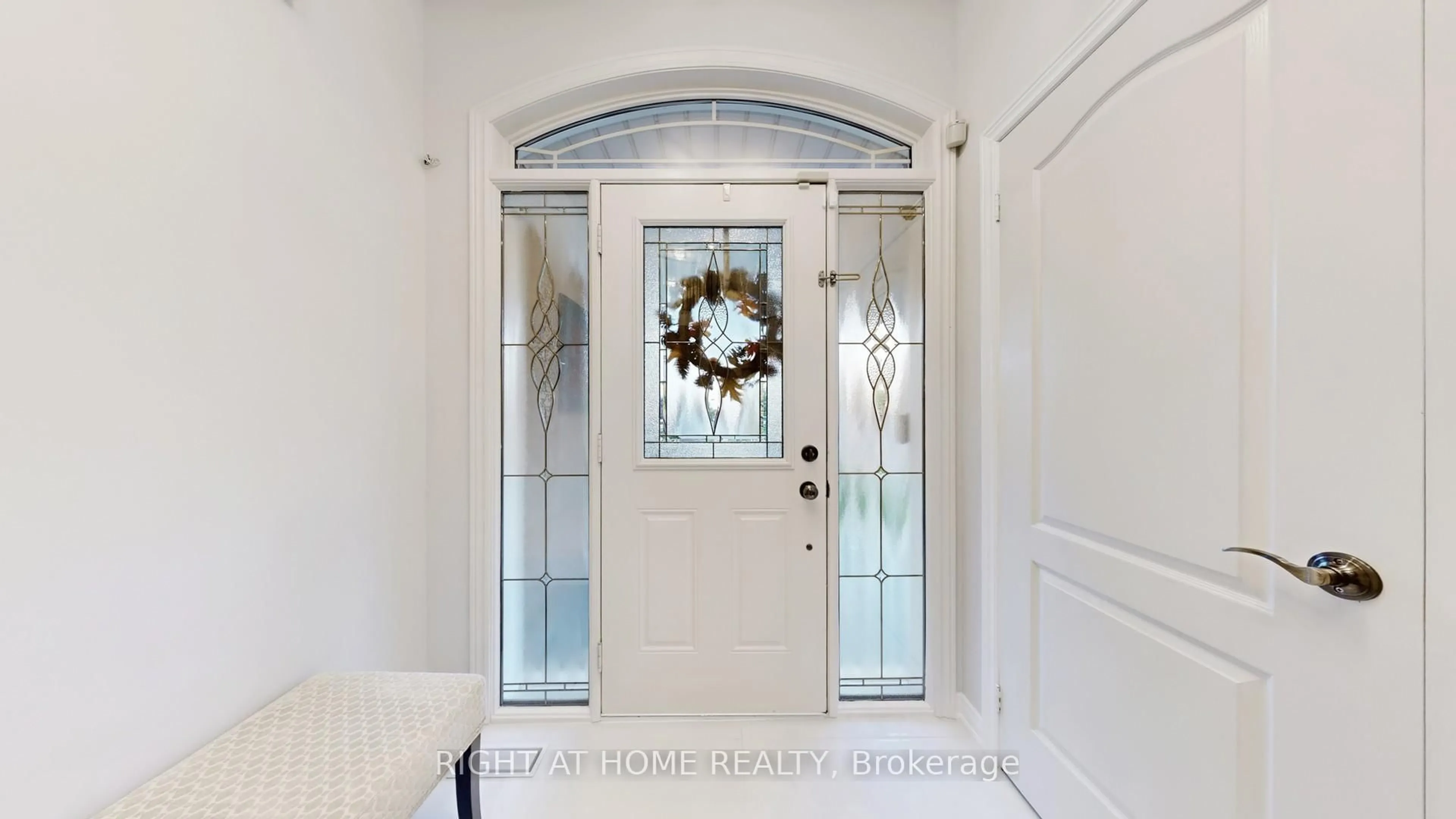 Indoor entryway for 110 Thatcher Cres, East Gwillimbury Ontario L9N 0B9