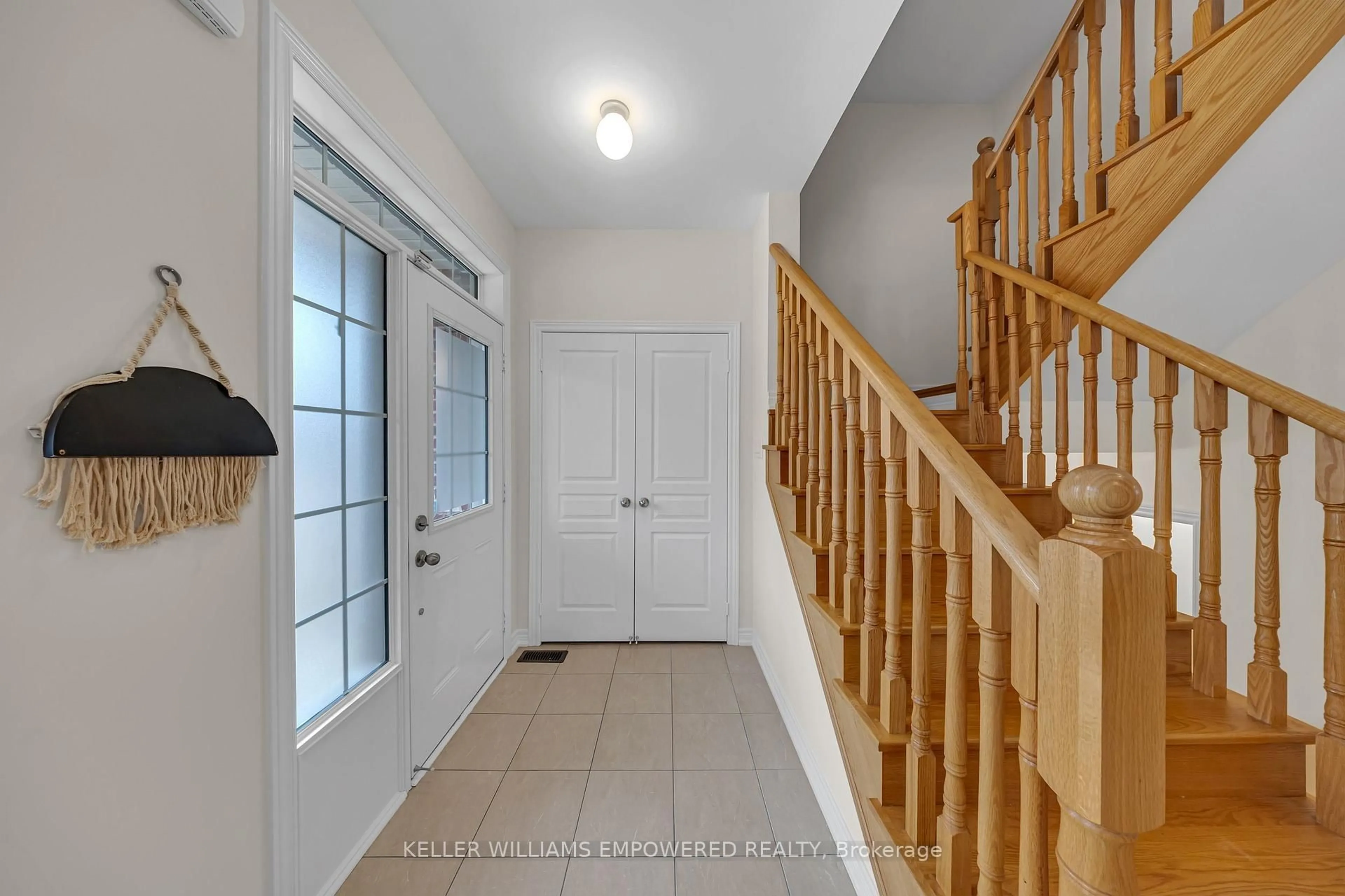Indoor entryway for 250 Barons St, Vaughan Ontario L4H 3Z3